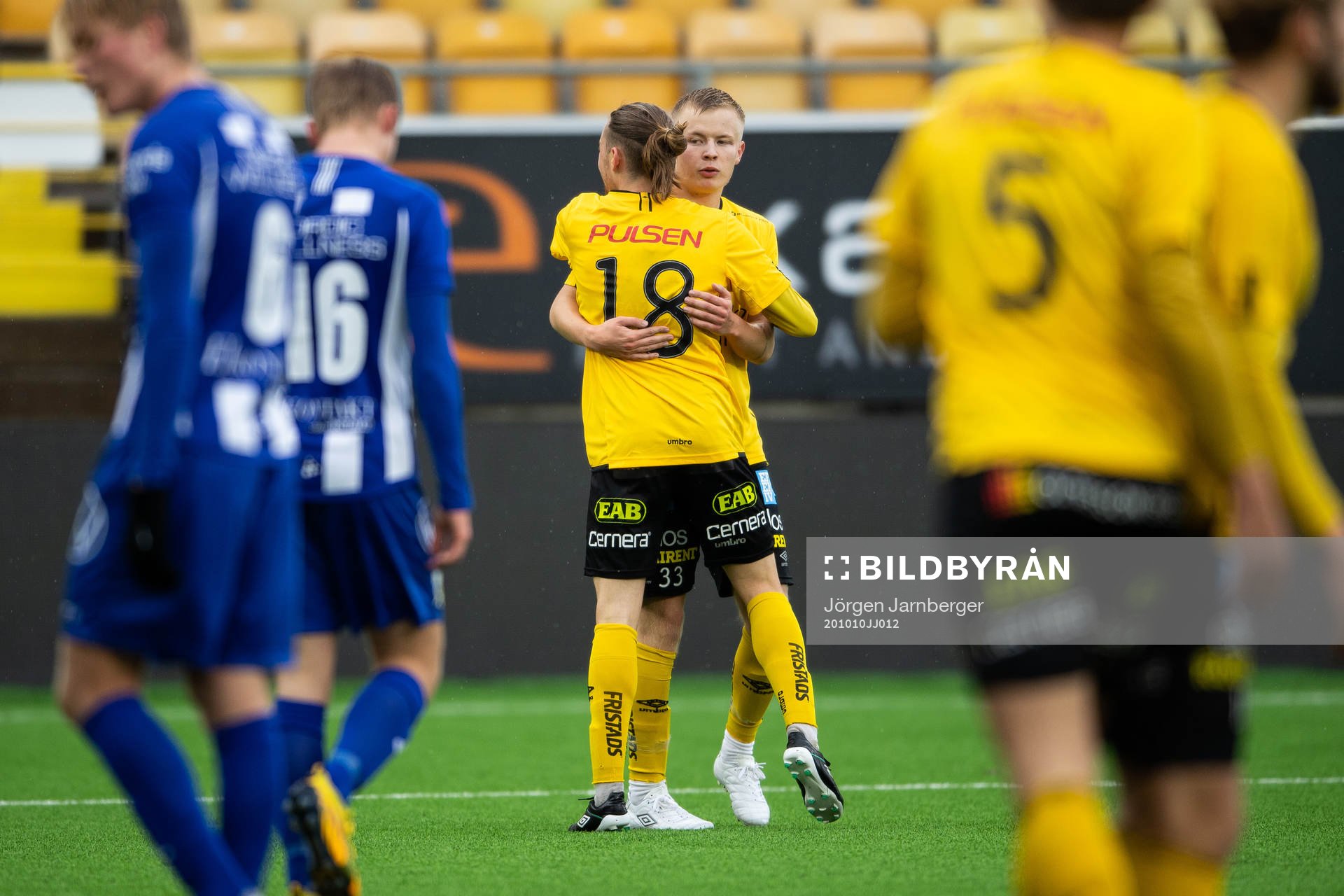 Elfsborgs Kevin Liimatainen gratuleras av Daniel Miljanovic efter 2-0 under fotbollsmatchen i P19 Allsvenskan mellan Elfsborg och IFK Göteborg den 10 oktober 2020 i Borås.