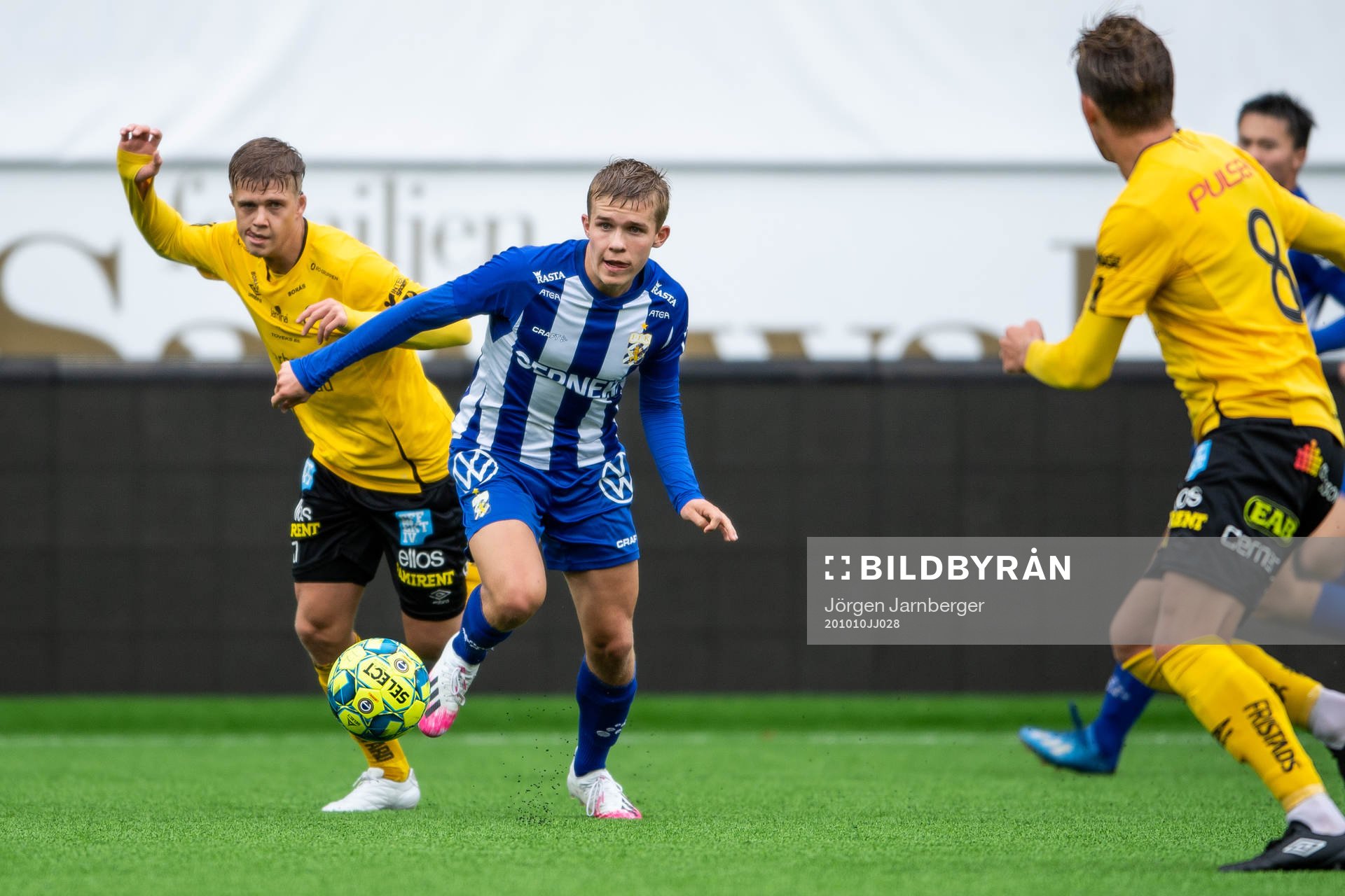 IFK Göteborgs Isak Dahlqvist och Elfsborgs Kevin Holmén under fotbollsmatchen i P19 Allsvenskan mellan Elfsborg och IFK Göteborg den 10 oktober 2020 i Borås.