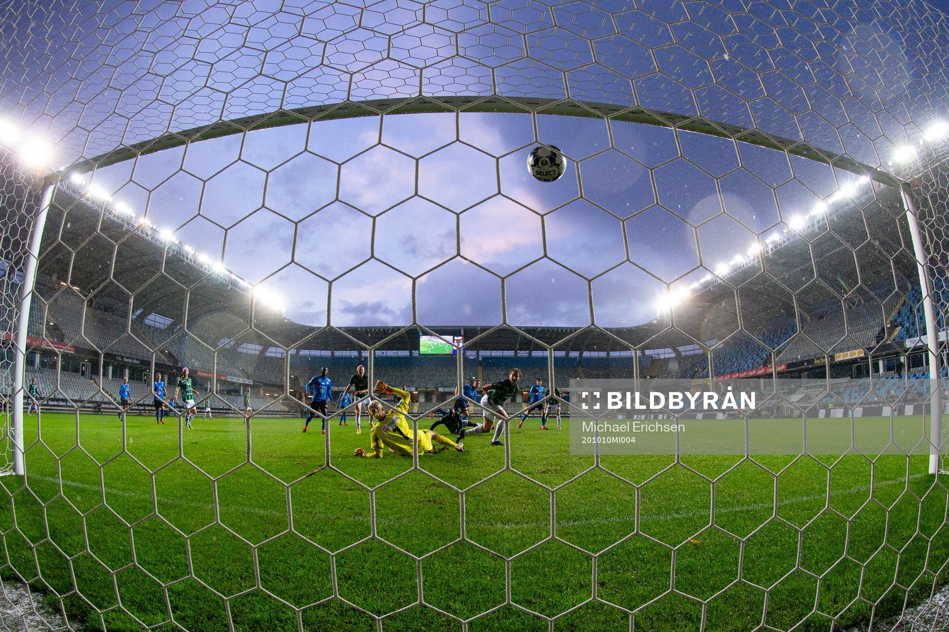 Halmstads Mikael Boman skjuter 0-2 bakom GAIS målvakt