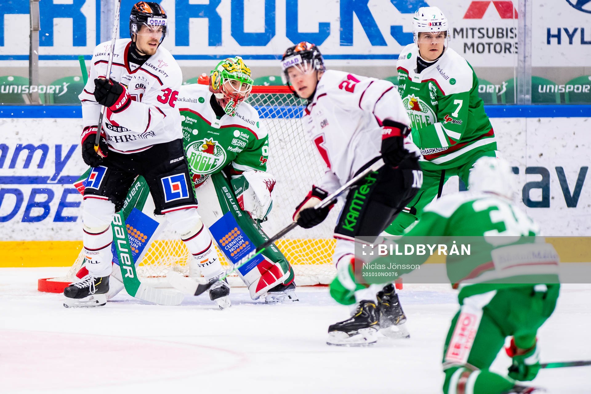 Örebros Emil Larsson oroar framför Rögles målvakt Johan