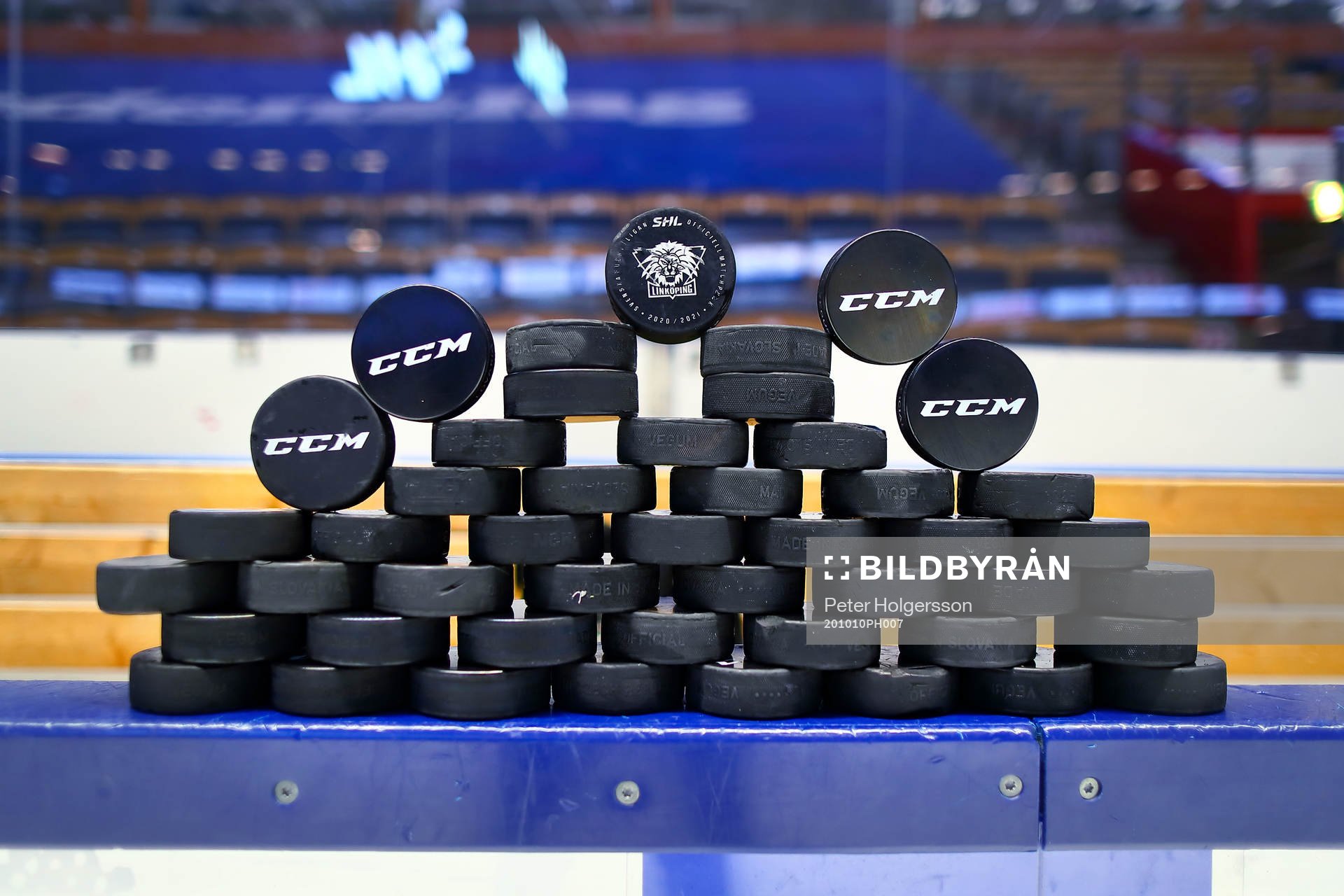 Puckar före ishockeymatchen i SHL mellan Linköping och