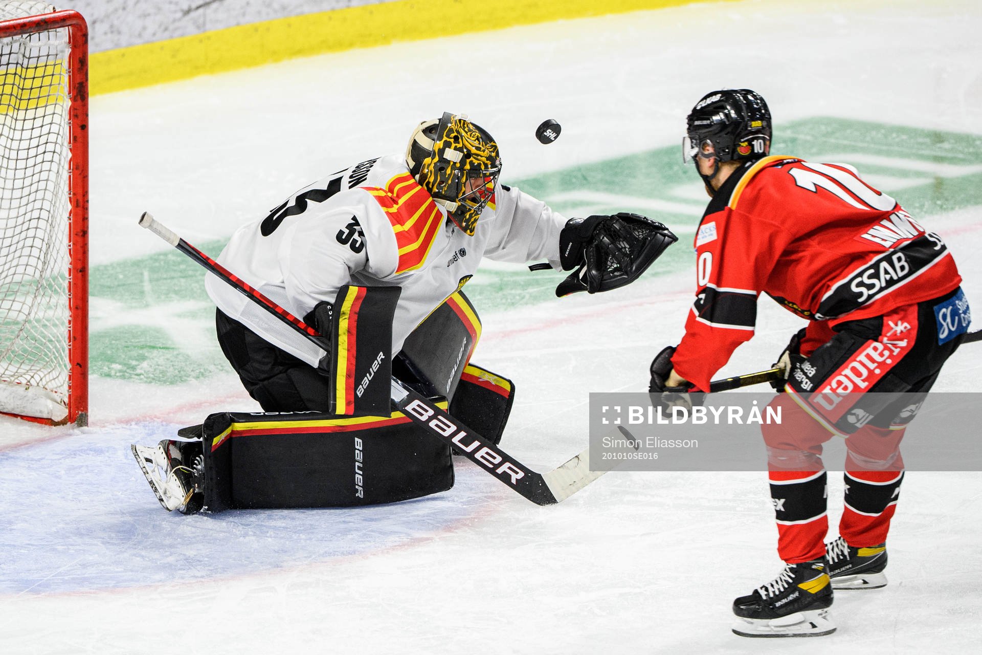 Luleås Einar Emanuelsson oroar framför Brynäs målvakt