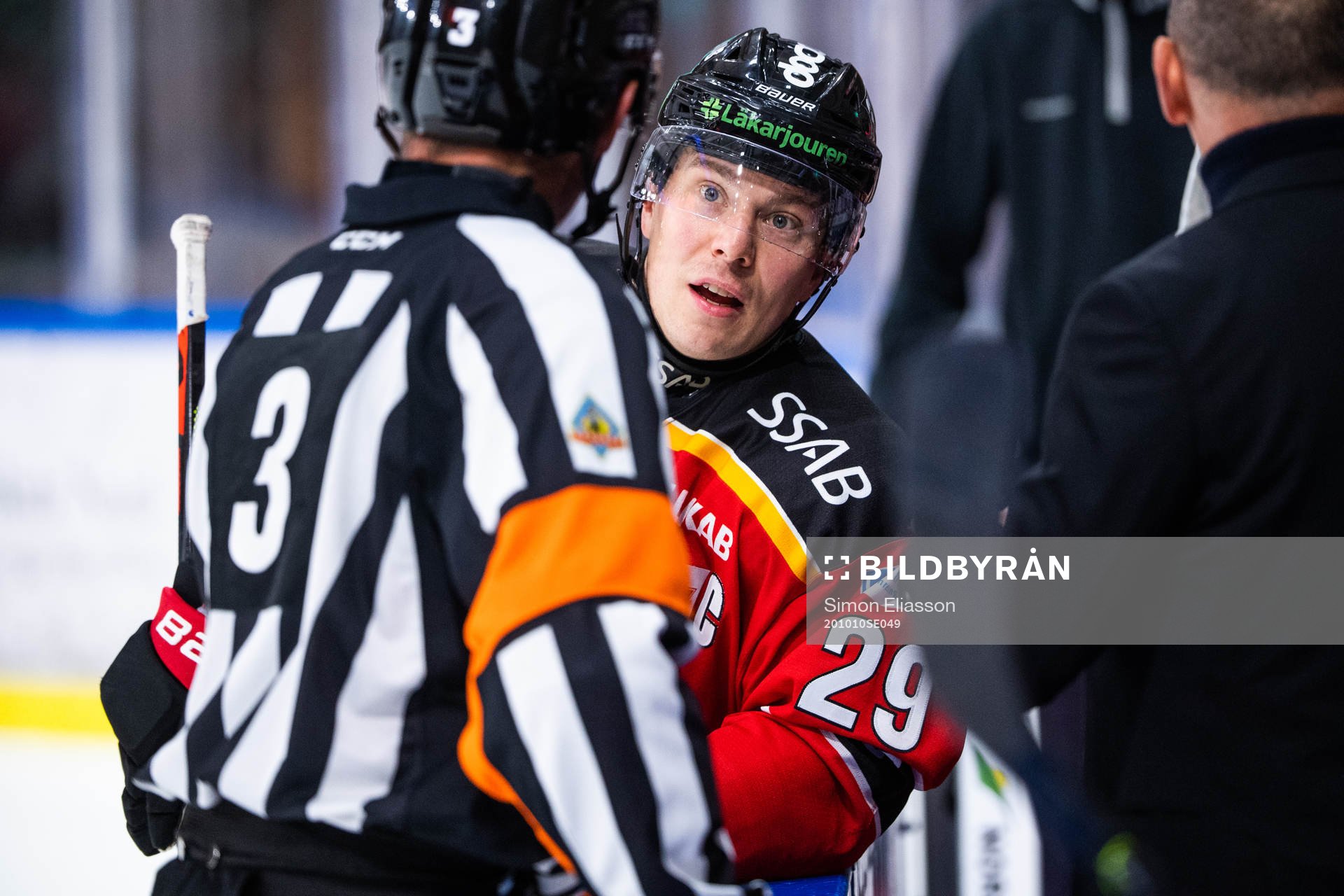 Luleås Erik Gustafsson och Domare Linus Öhlund