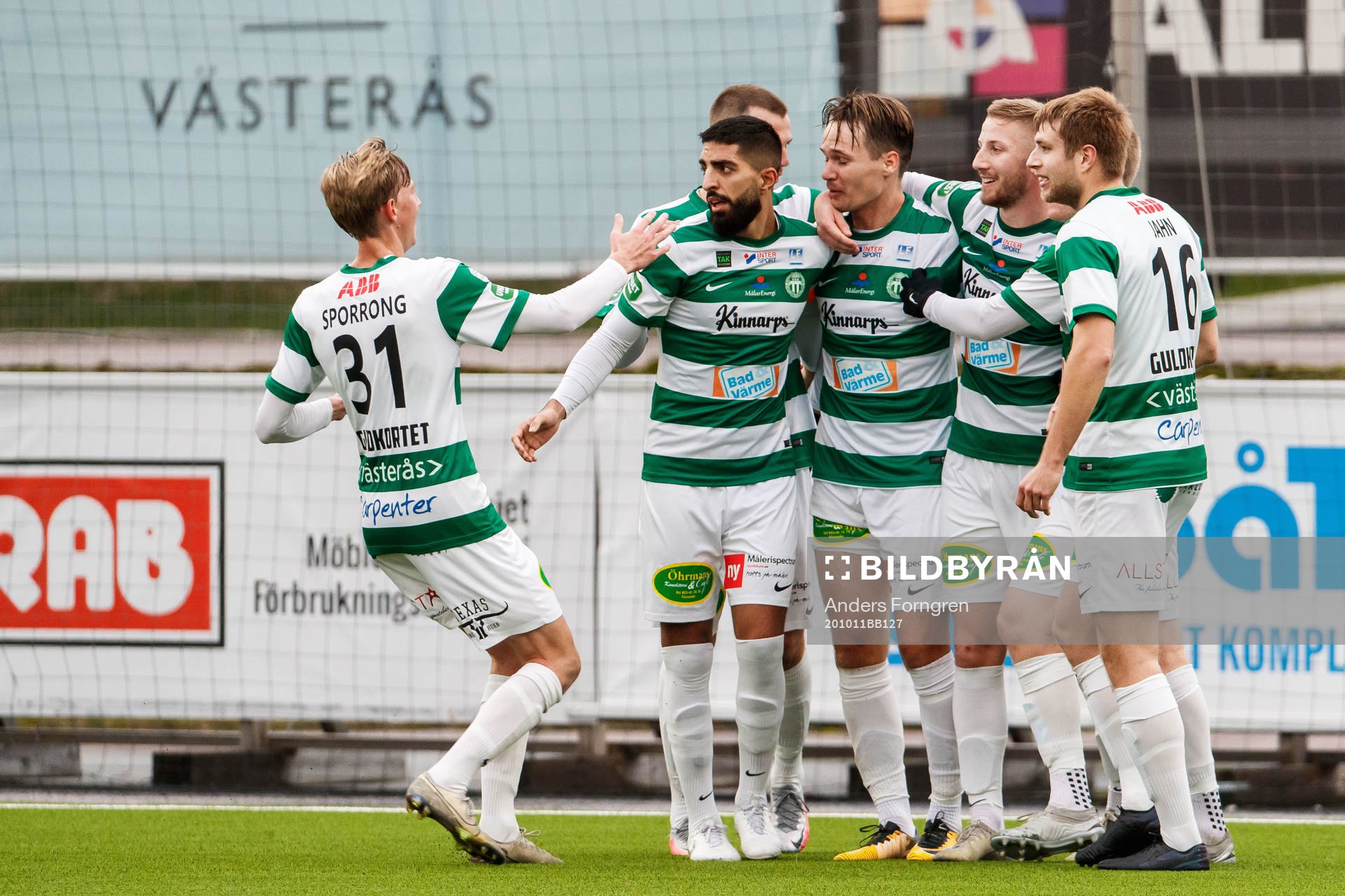 Västerås Viktor Prodell jublar med lagkamrater