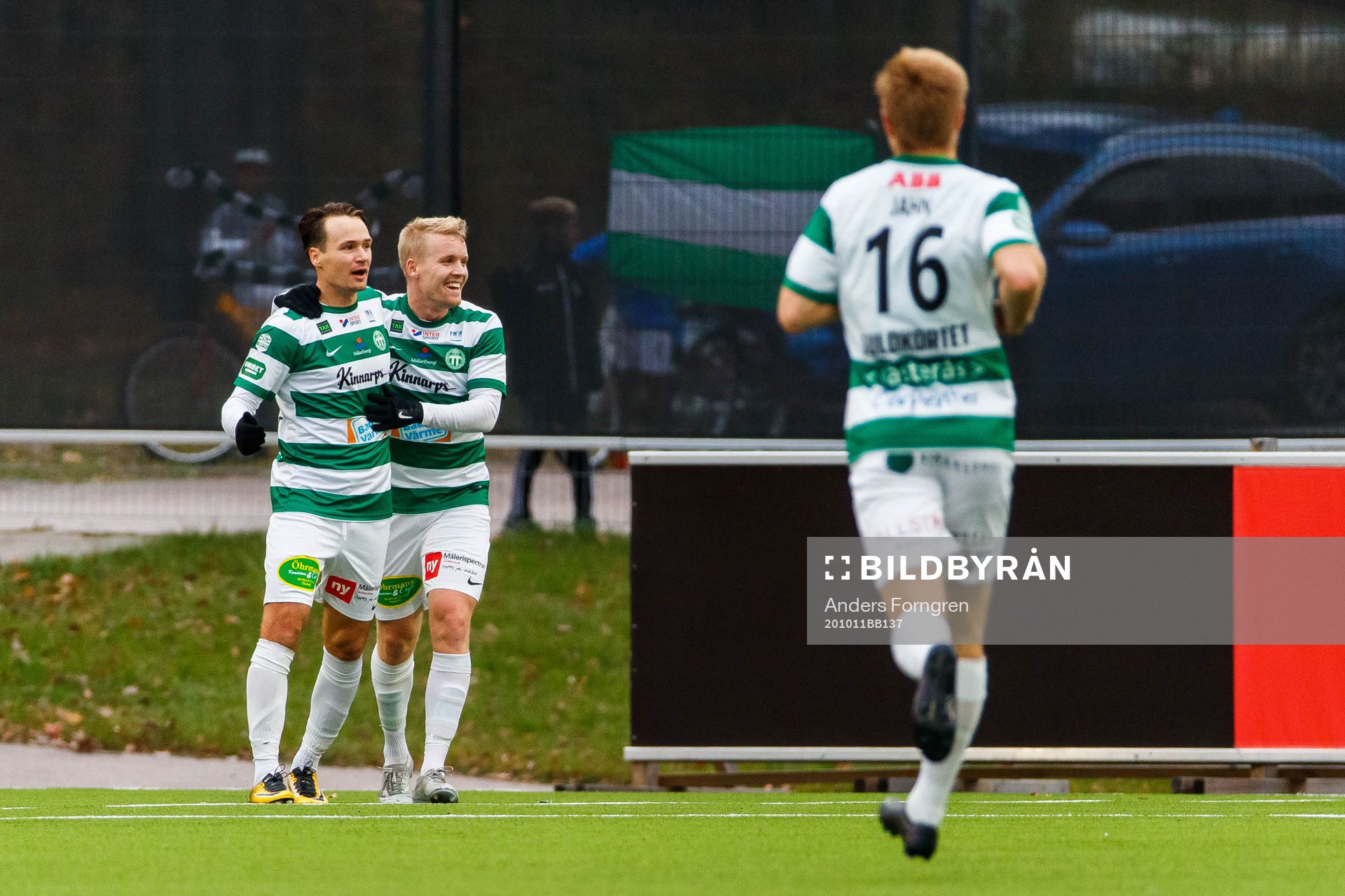 Västerås Viktor Prodell jublar med lagkamrater