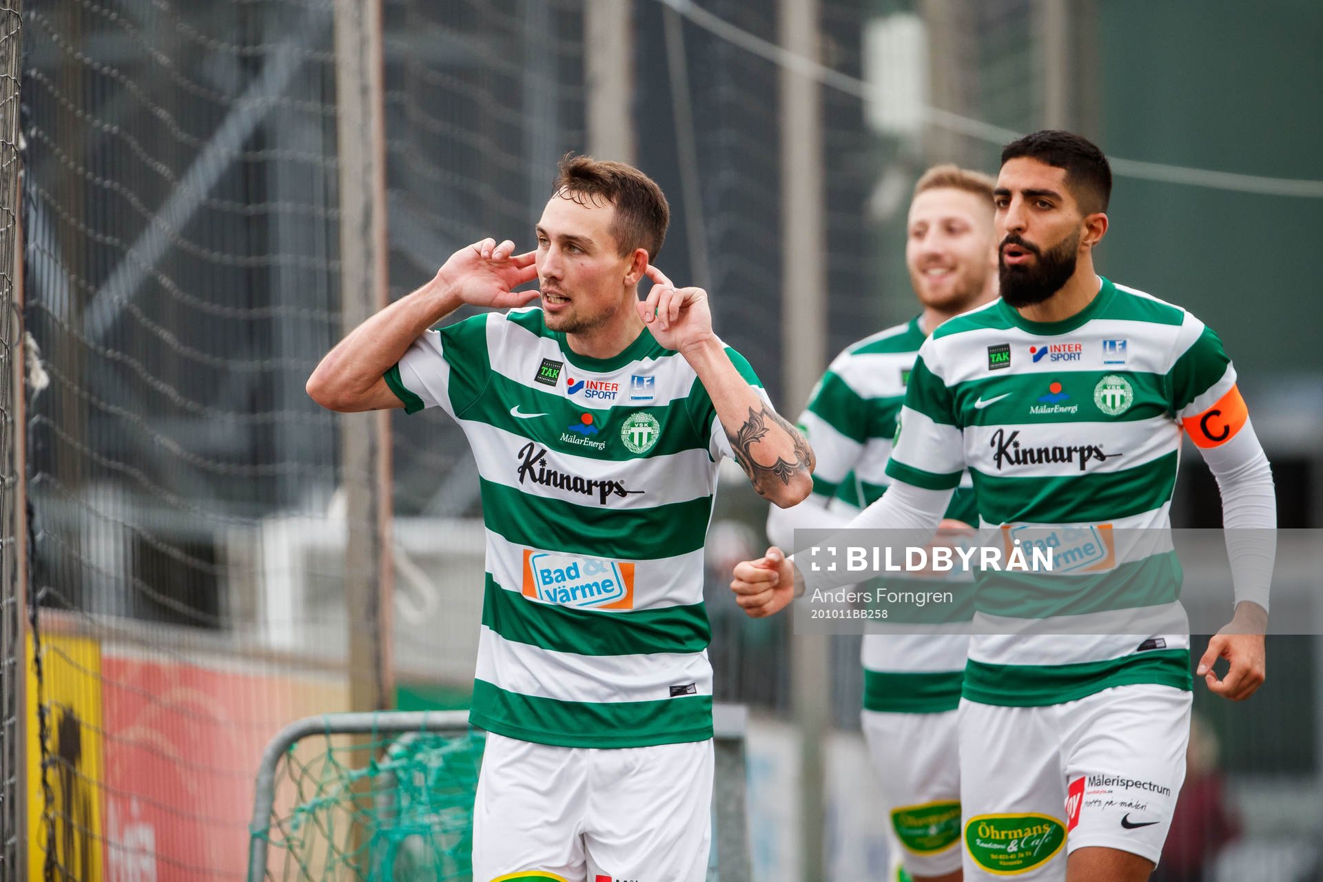 Västerås Filip Tronet jublar efter 3-2 med Sean Sabetkar under fotbollsmatchen i Superettan mellan Västerås SK och GIF Sundsvall den 11 oktober 2020 i Västerås.