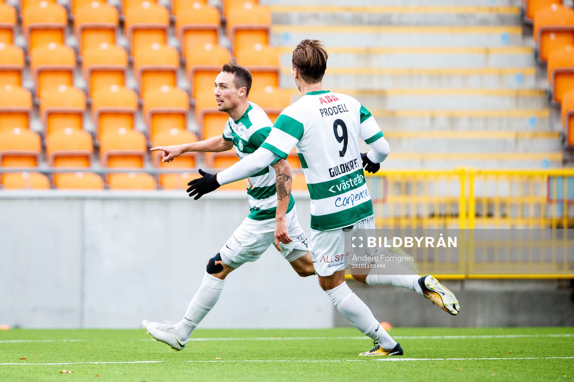 Västerås Filip Tronet och Viktor Prodell jublar 3-2