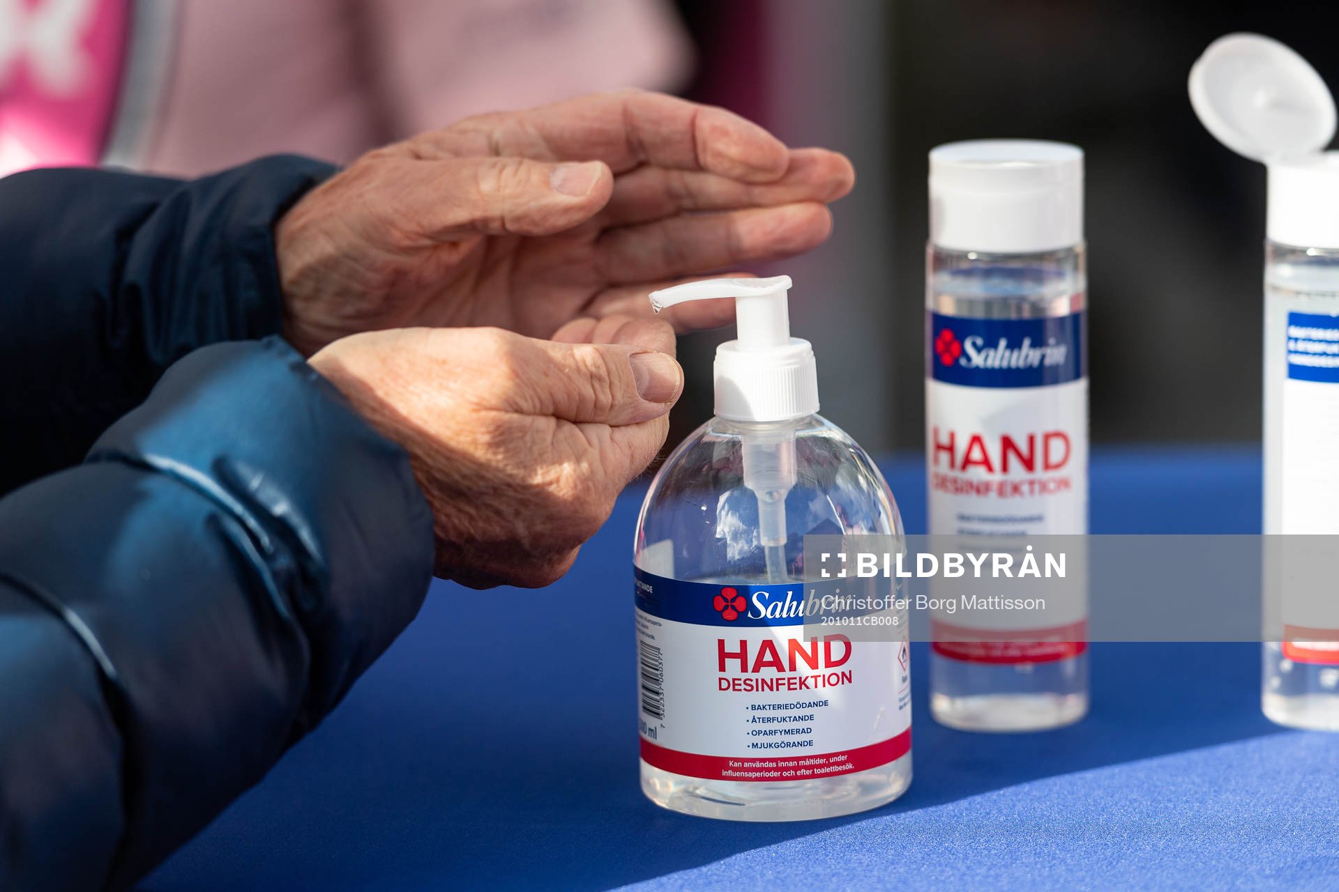 En person tar handsprit