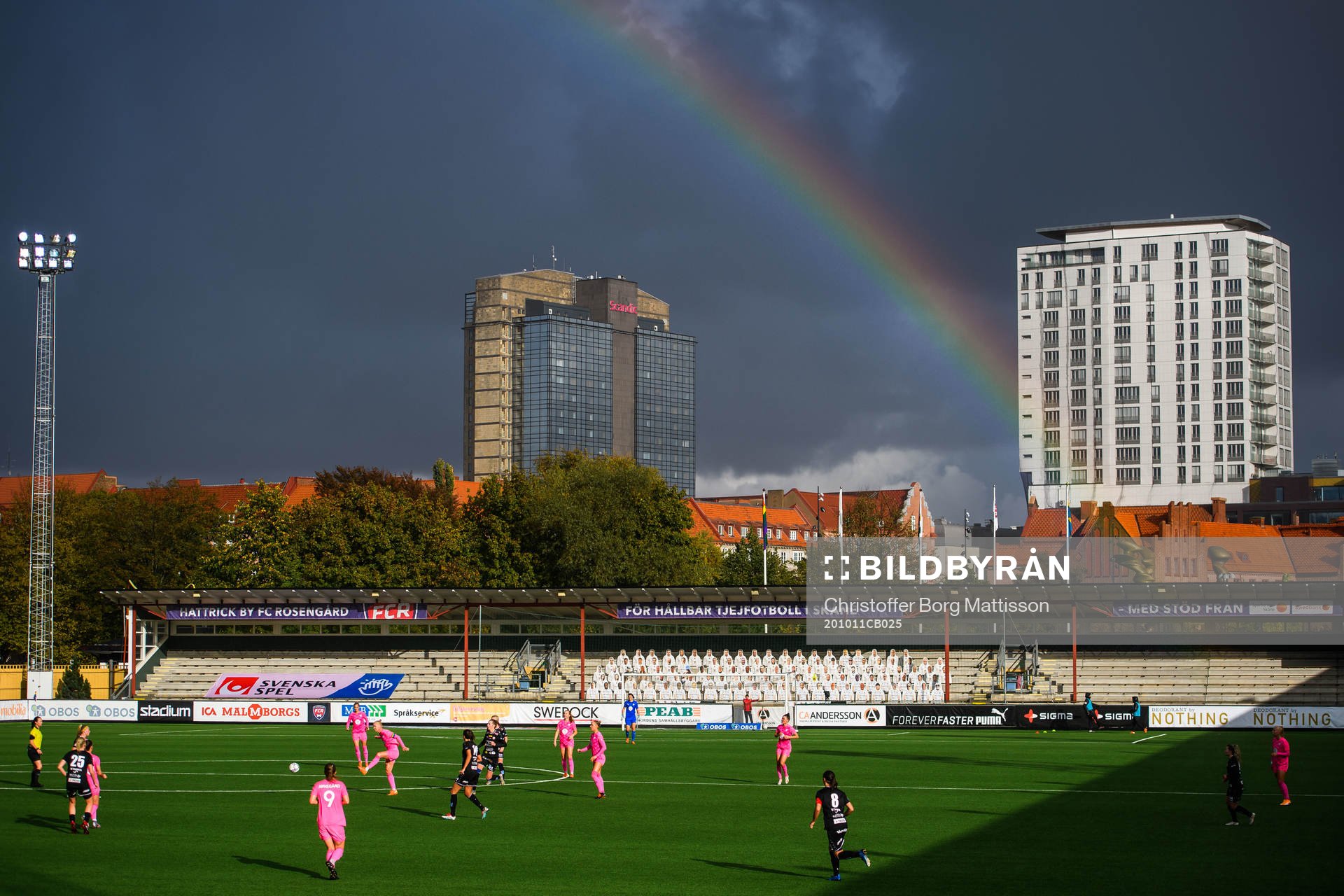 En regnbåge över fotbollsmatchen i Damallsvenskan mellan