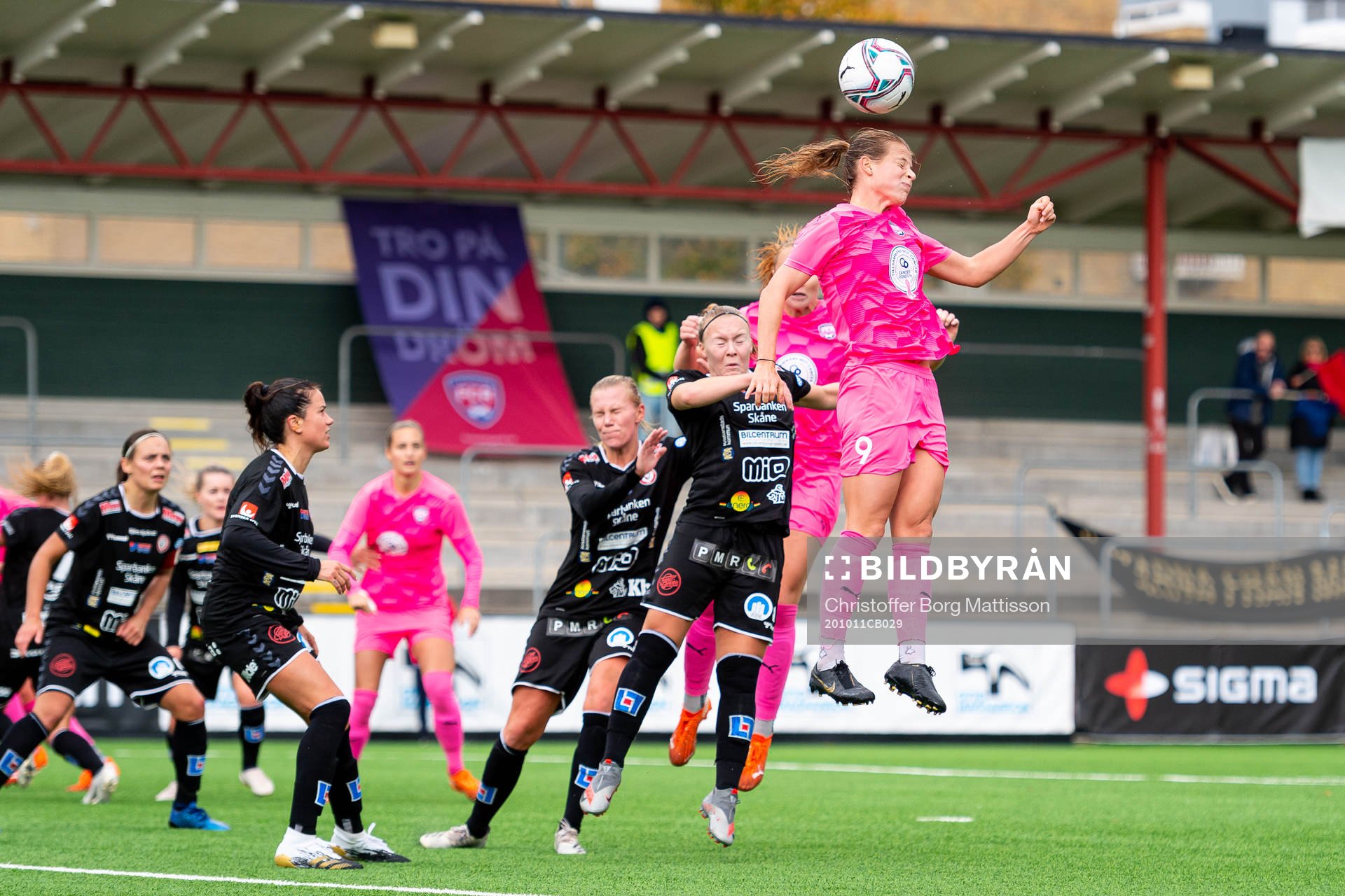 Rosengårds Anna Anvegård i nickduell med Kristianstads Josefine Rybrink under fotbollsmatchen i Damallsvenskan mellan FC Rosengård och Kristianstad den 11 oktober 2020 i Malmö.