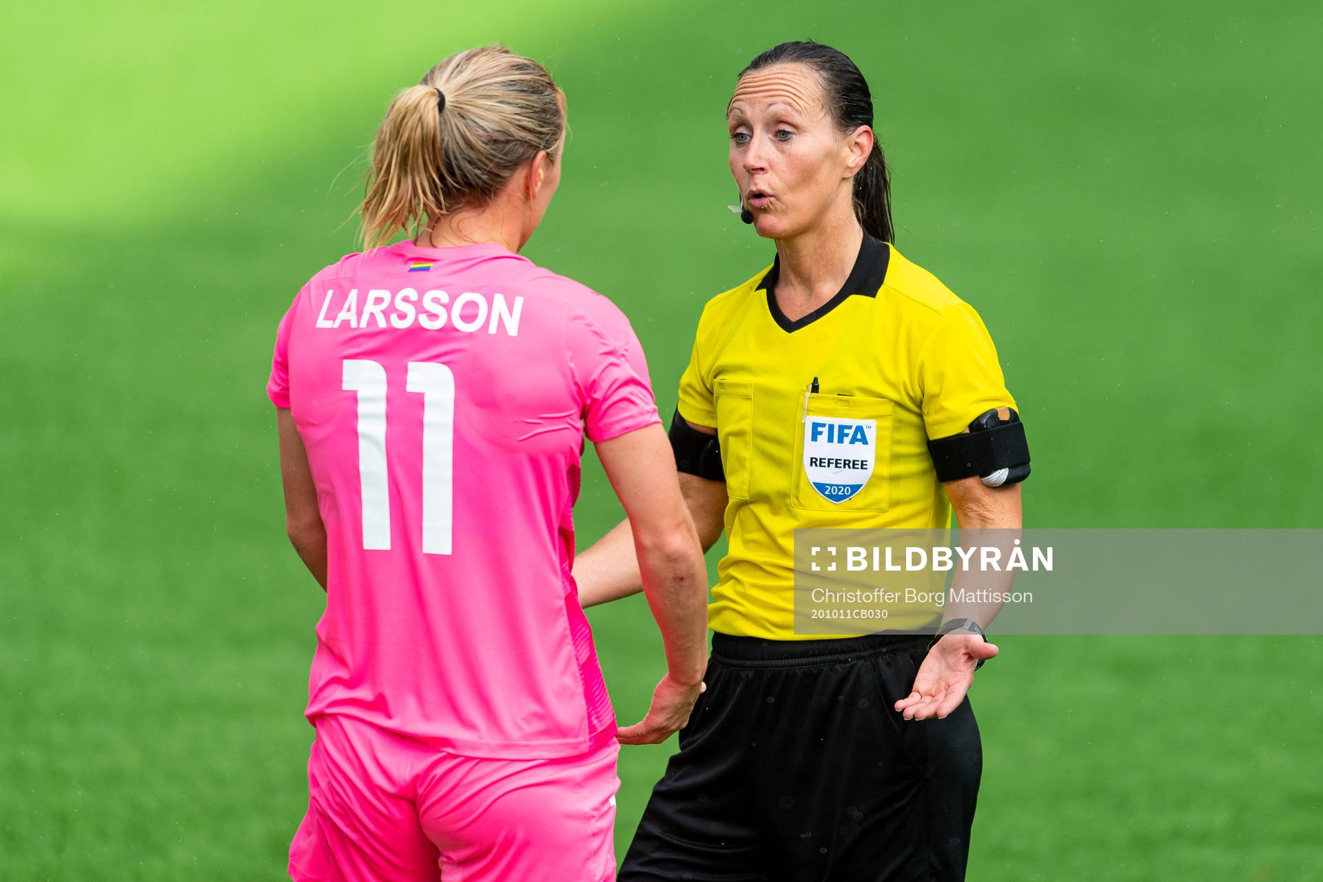 Domare Pernilla Larsson i samtal med Rosengårds Mimmi Larsson under fotbollsmatchen i Damallsvenskan mellan FC Rosengård och Kristianstad den 11 oktober 2020 i Malmö.