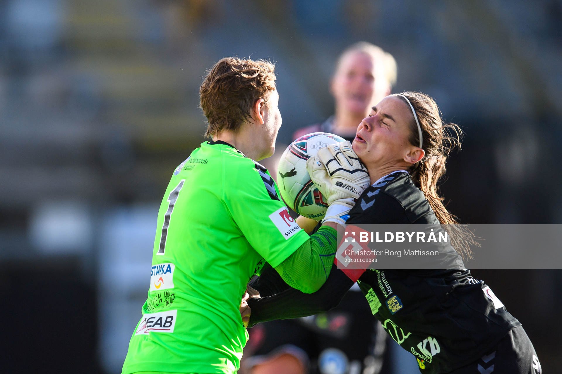 Kristianstads målvakt Brett Elizabeth Maron kolliderar med