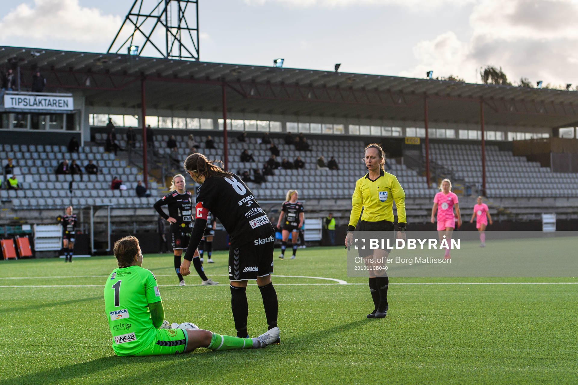 Domare Pernilla Larsson i samtal med Kristianstads målvakt Brett Elizabeth Maron under fotbollsmatchen i Damallsvenskan mellan FC Rosengård och Kristianstad den 11 oktober 2020 i Malmö.