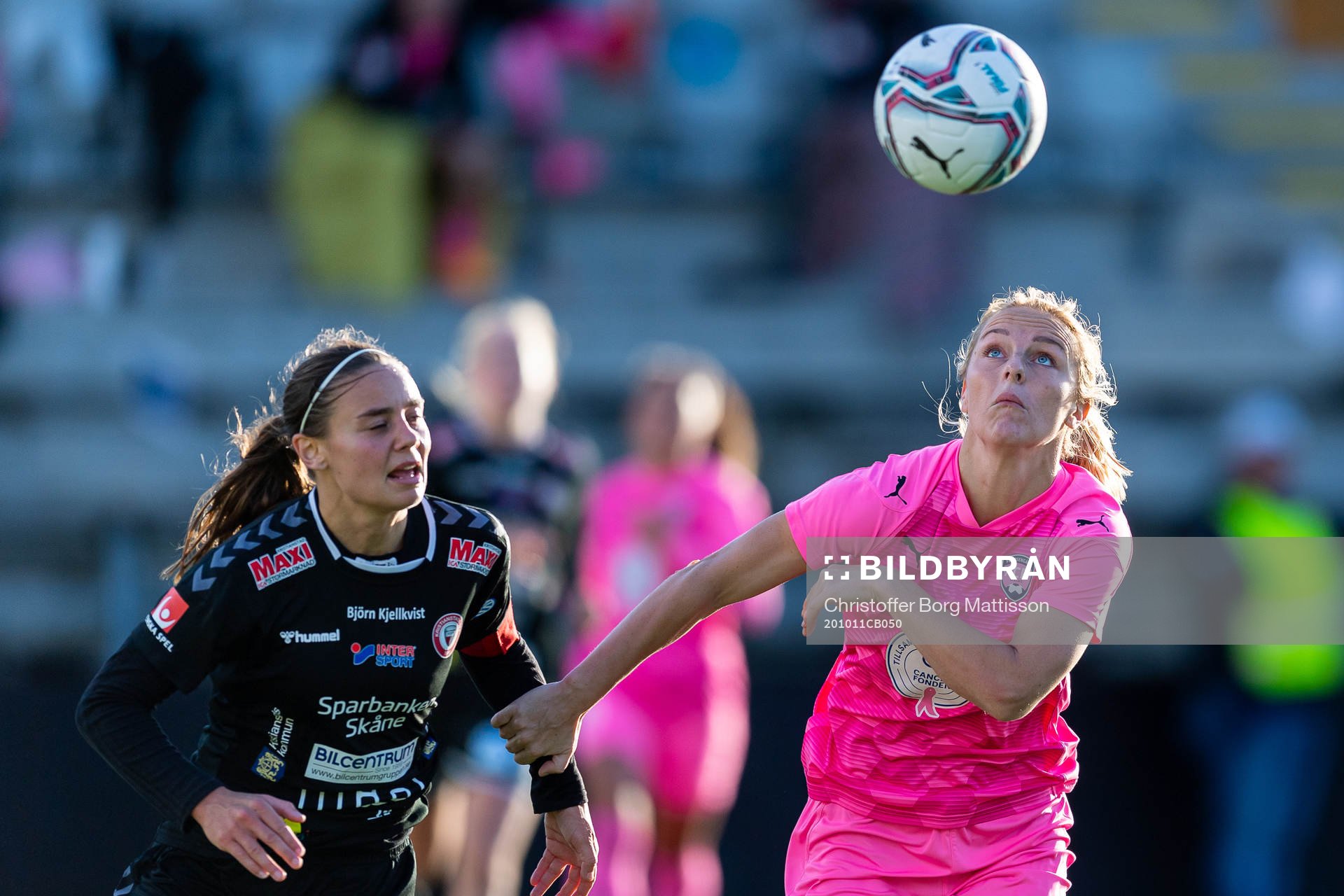 Kristianstads Alice Nilsson mot Rosengårds Mimmi Larsson under fotbollsmatchen i Damallsvenskan mellan FC Rosengård och Kristianstad den 11 oktober 2020 i Malmö.