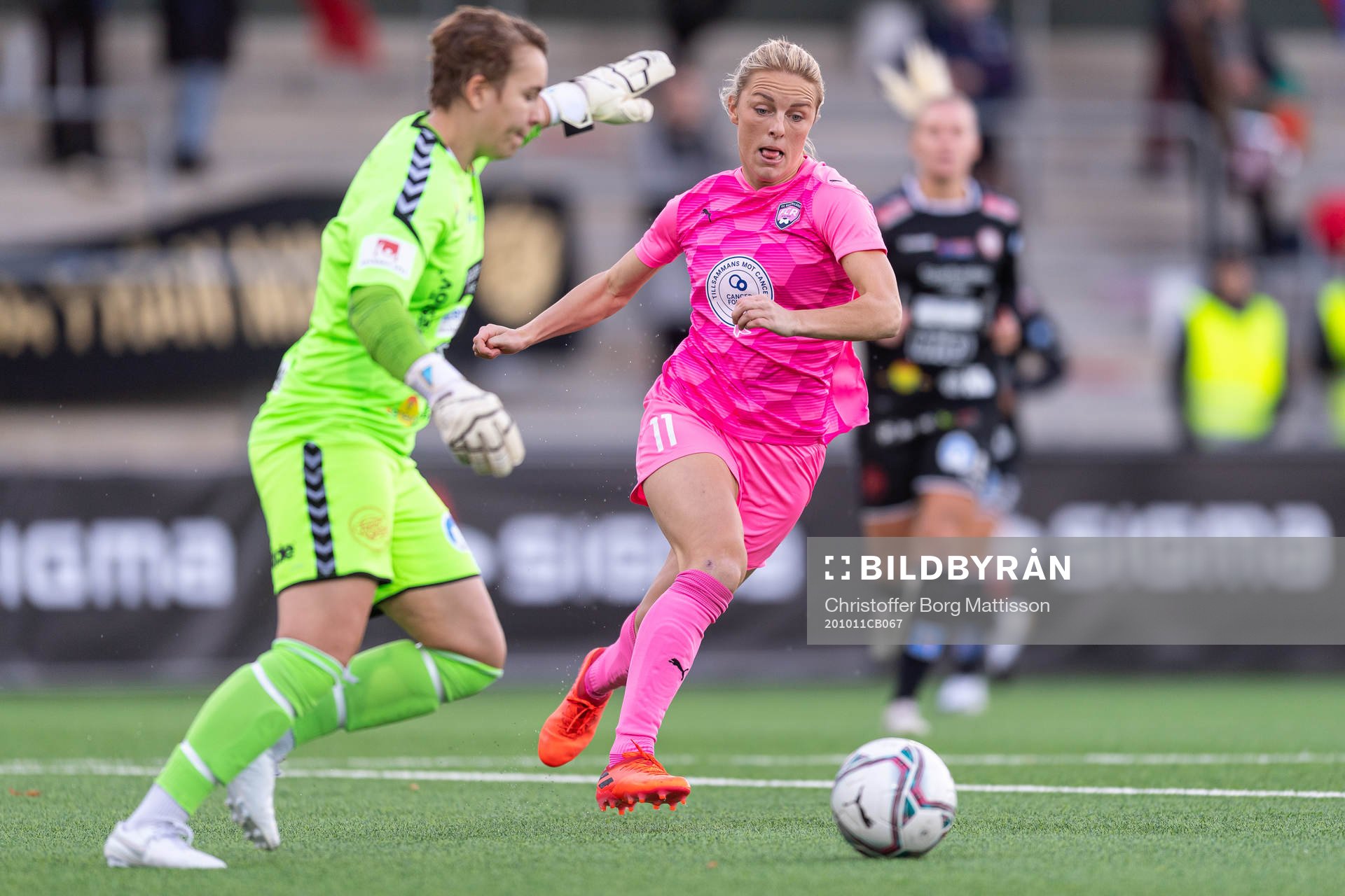 Rosengårds Mimmi Larsson jagar Kristianstads målvakt Brett Elizabeth Maron under fotbollsmatchen i Damallsvenskan mellan FC Rosengård och Kristianstad den 11 oktober 2020 i Malmö.