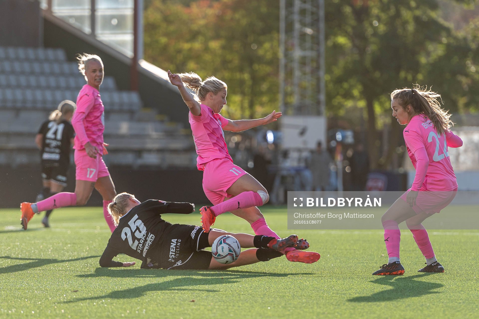 Rosengårds Mimmi Larsson blir tacklad av Kristianstads