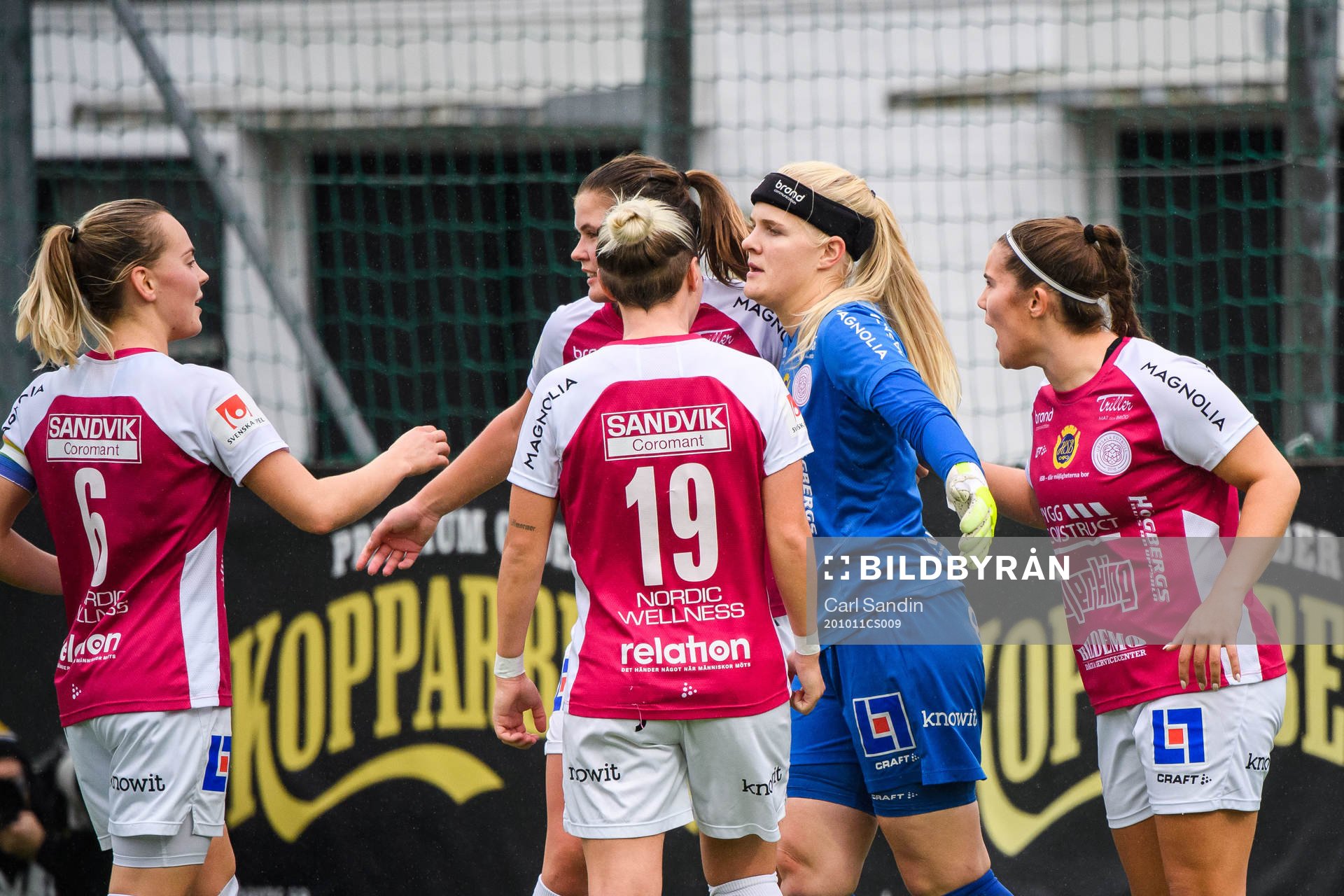 Uppsalas målvakt Emma Holmgren jublar med lagkamrater