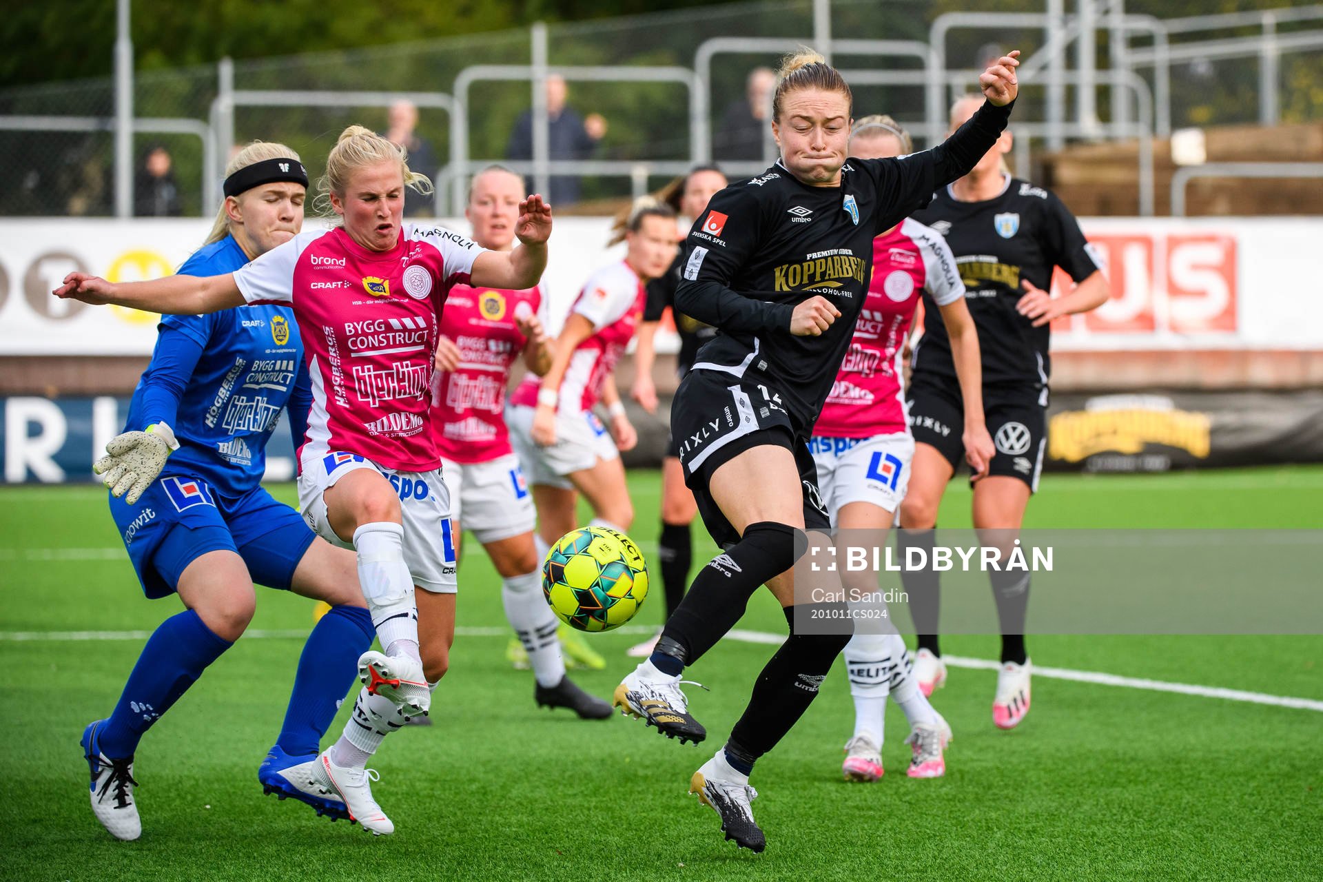 Uppsalas målvakt Emma Holmgren och Ida Strömblad mot