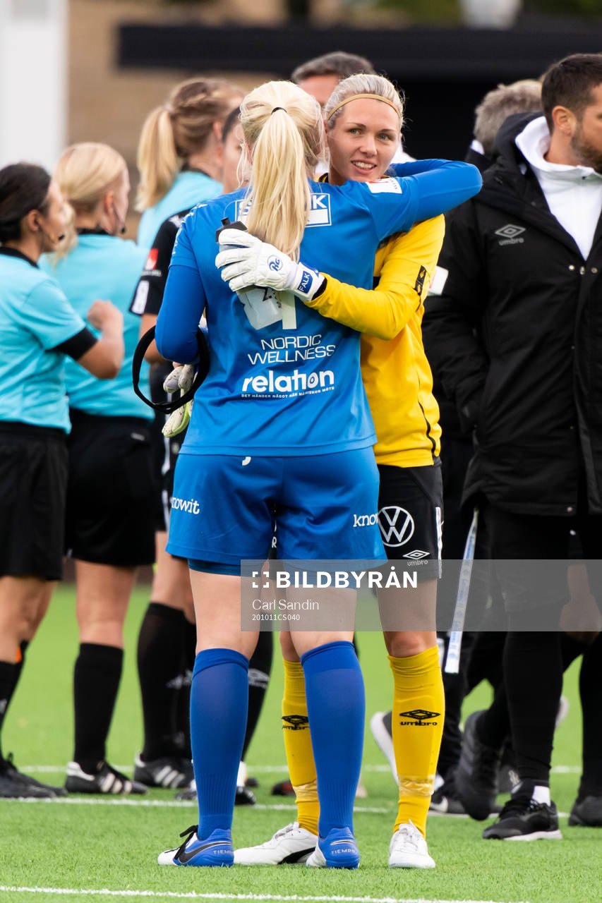 Uppsalas målvakt Emma Holmgren kramar om Göteborgs
