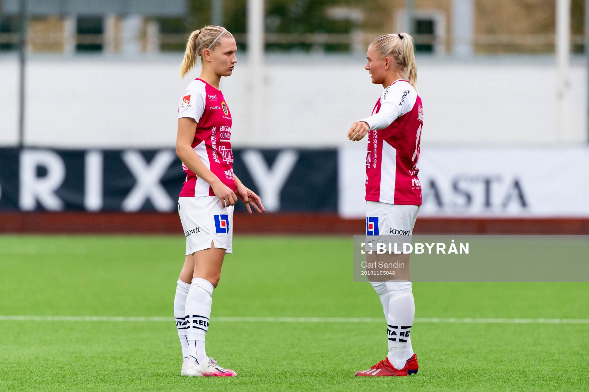 Uppsalas Sara Olai och Ellen Toivio pratar med varandra