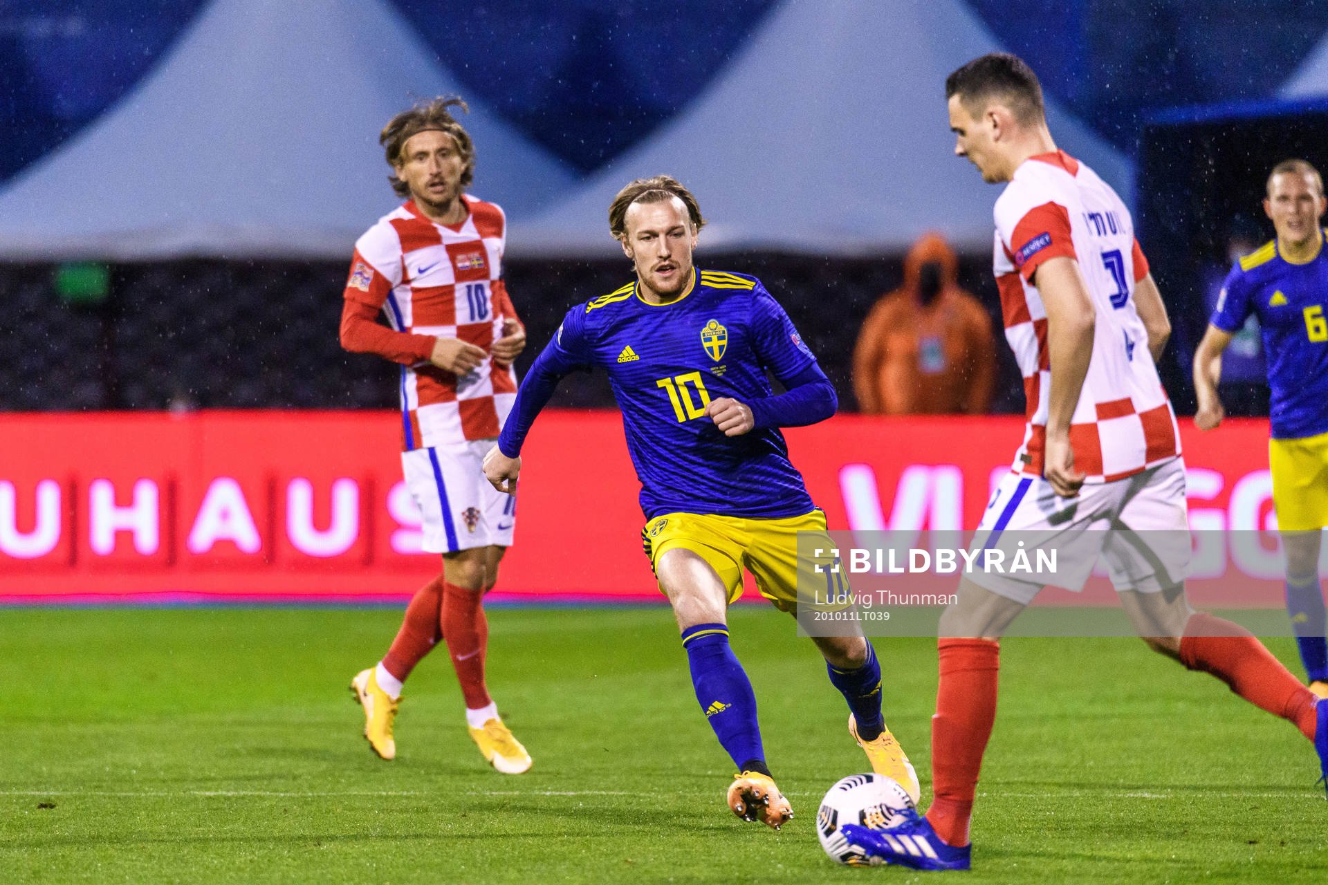 Emil Forsberg of Sweden and Filip Uremovic of Croatia