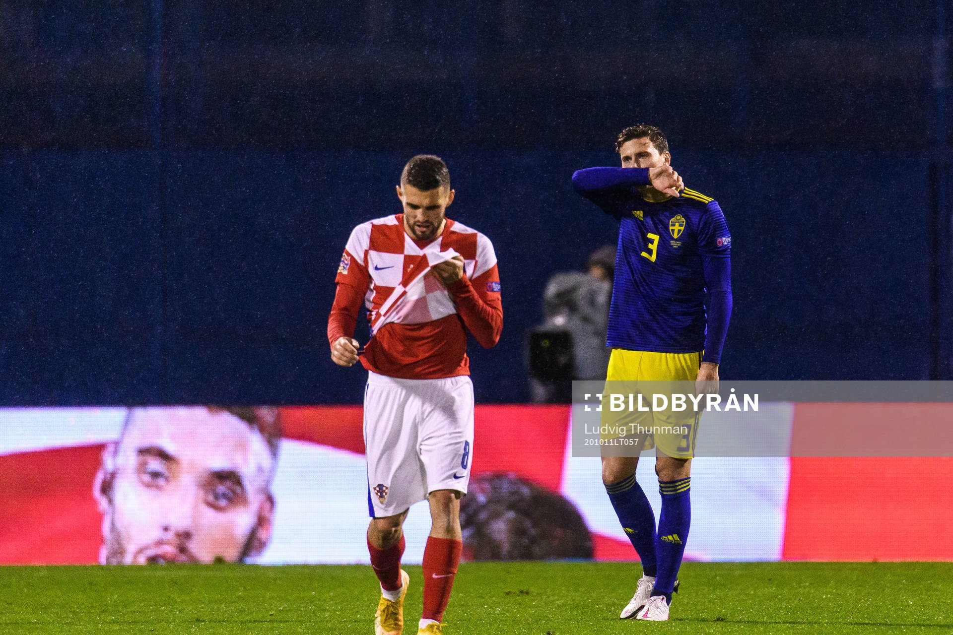 Victor Nilsson Lindelöf of Sweden looks dejected