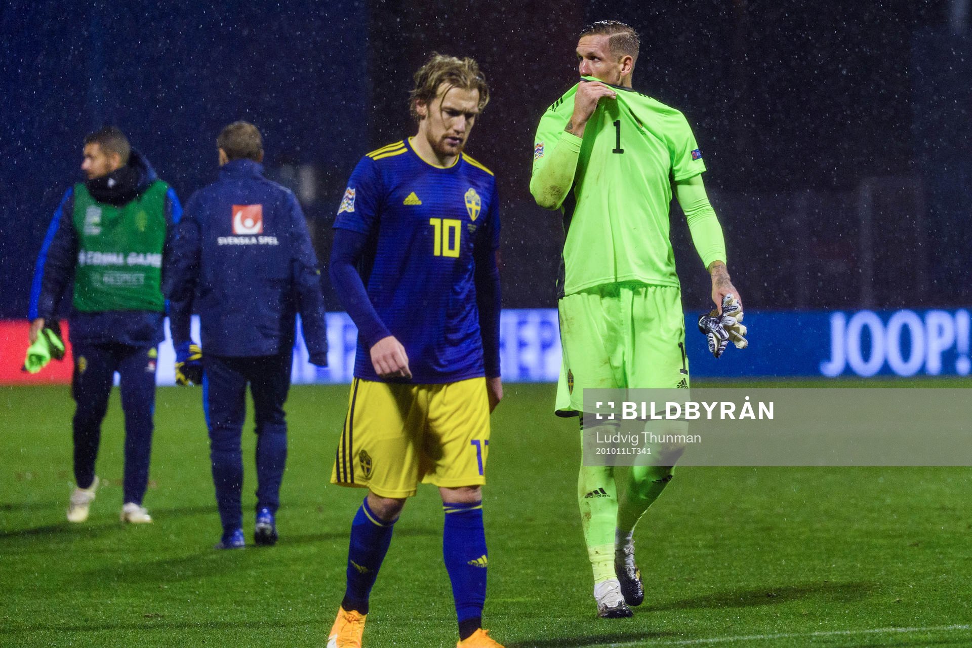 Emil Forsberg and goalkeeper Robin Olsen of Sweden looks