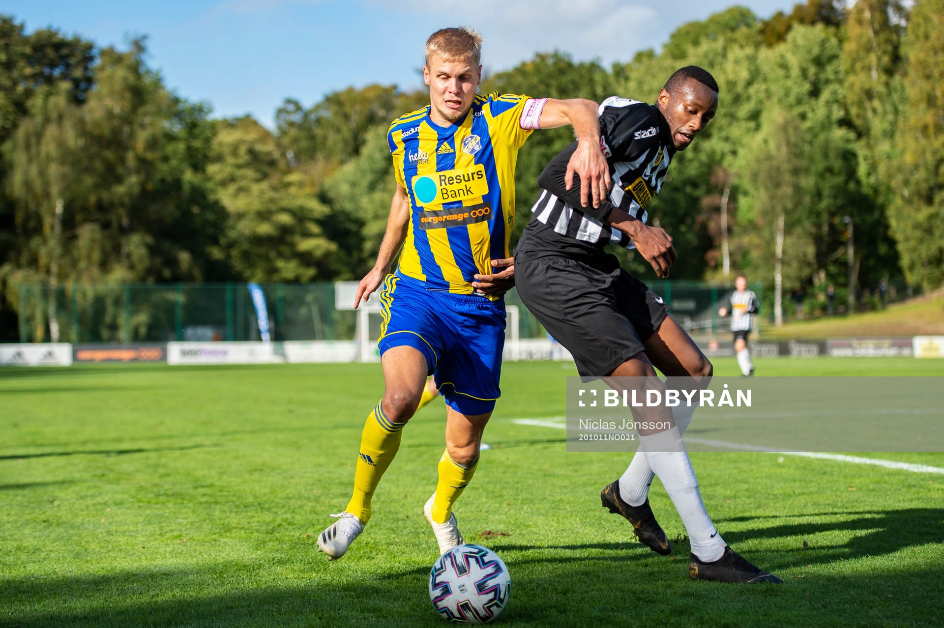 skilsminnes Carl Thulin Landskronas Herve Prudence Nshimirimana under fotbollsmatchen i Division 1 södra mellan Eskilsminne och Landskrona den 11 oktober 2020 i Helsingborg.