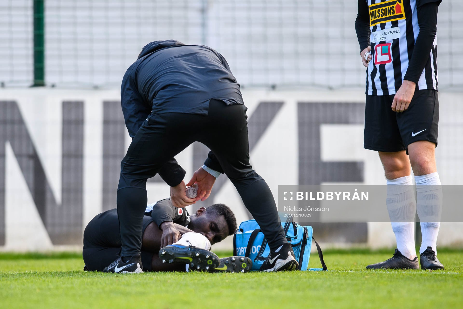 Landskronas Patrick Nwadike har ont och får vård under fotbollsmatchen i Division 1 södra mellan Eskilsminne och Landskrona den 11 oktober 2020 i Helsingborg.