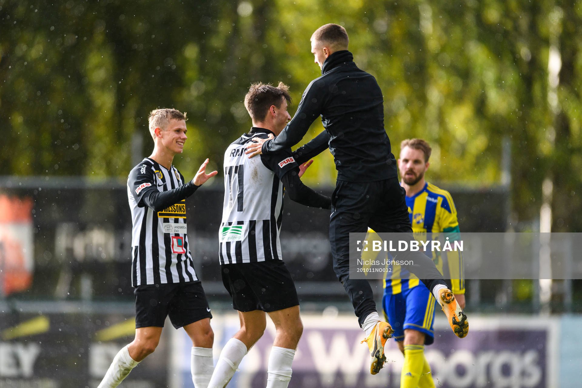 Landskronas Oscar Petersson och Filip Olsson jublar