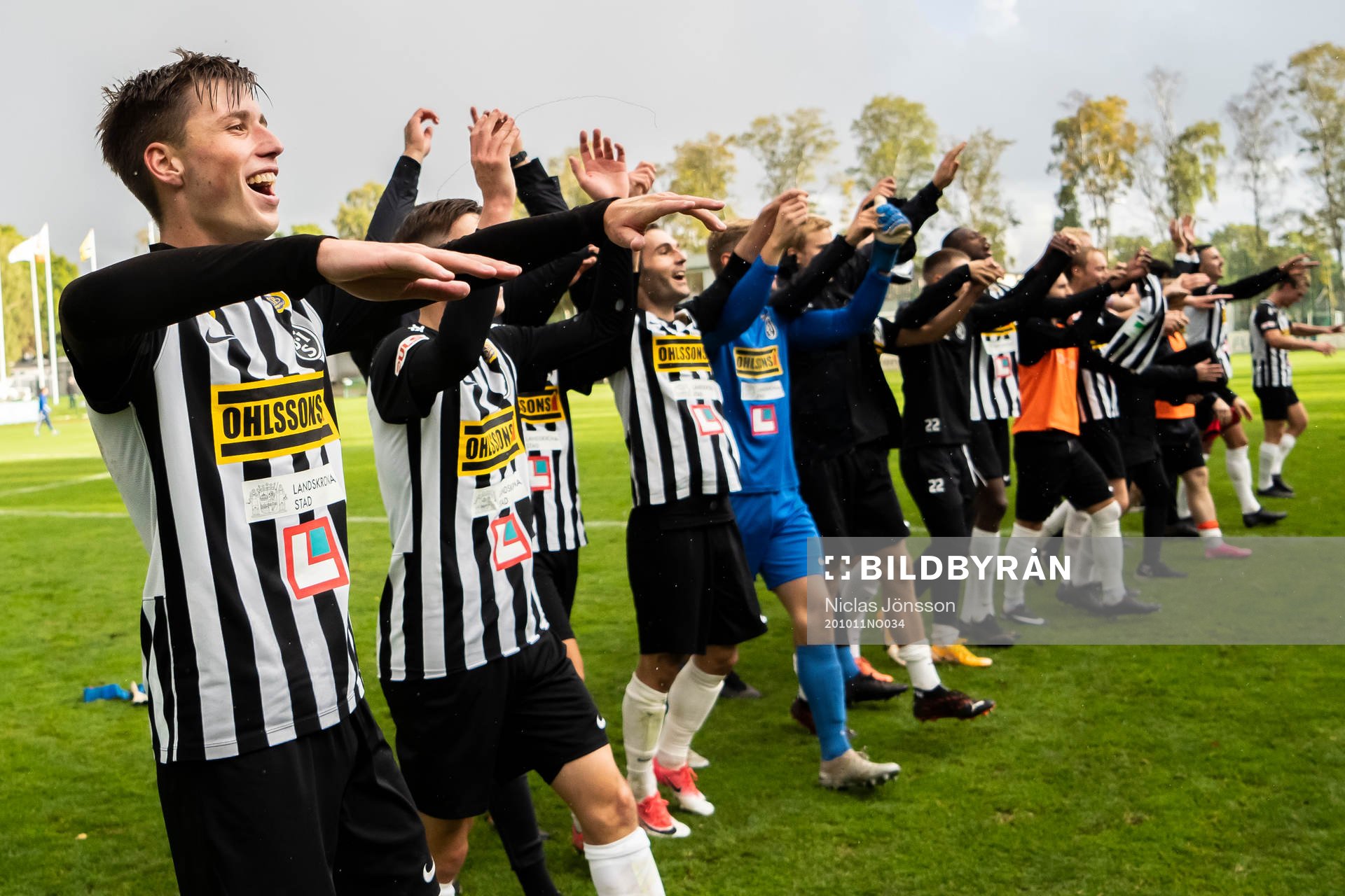 Landskronas Filip Olsson jublar tillsammans med lagkamrater efter fotbollsmatchen i Division 1 södra mellan Eskilsminne och Landskrona den 11 oktober 2020 i Helsingborg.