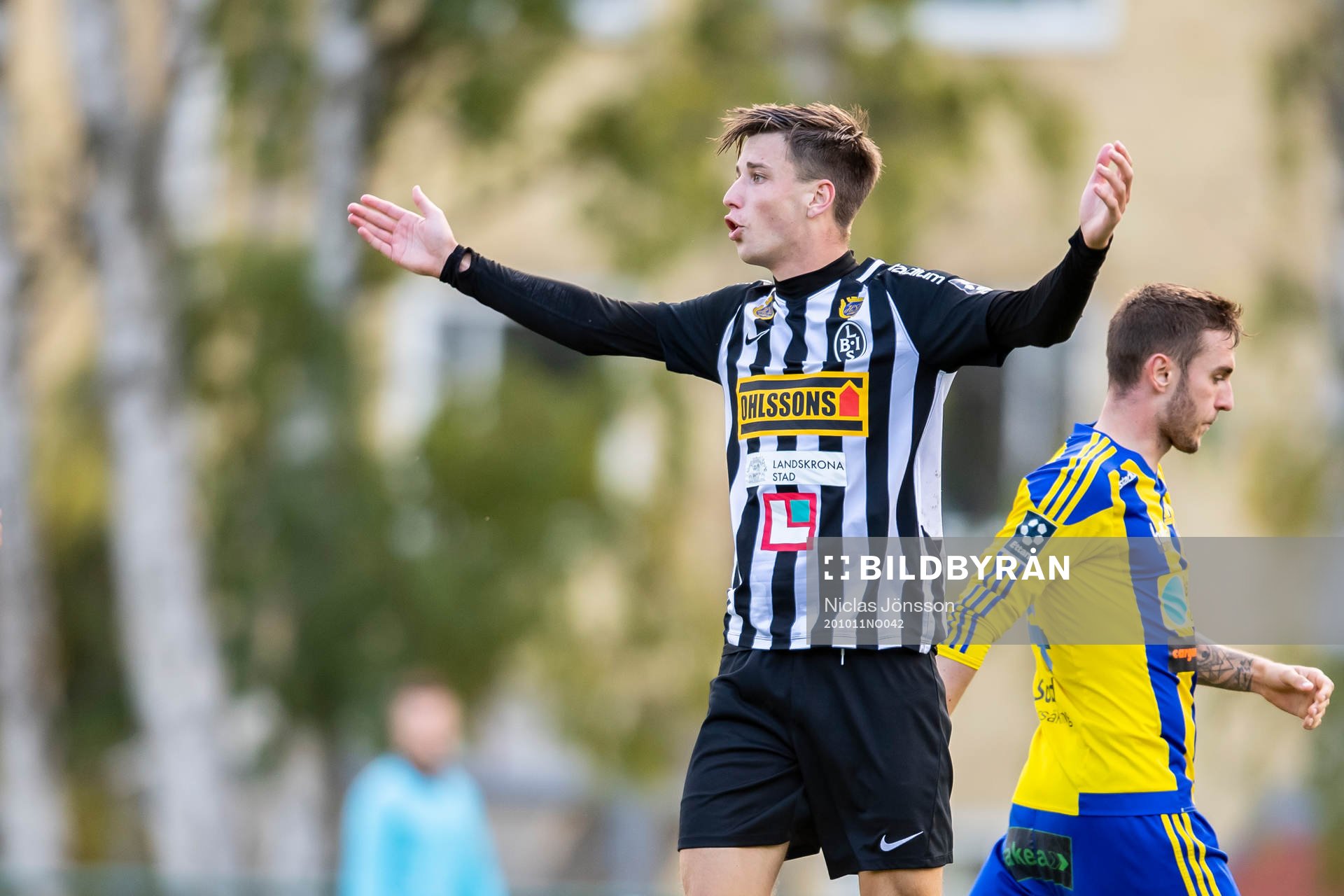 Landskronas Filip Olsson reagerar på ett domslut