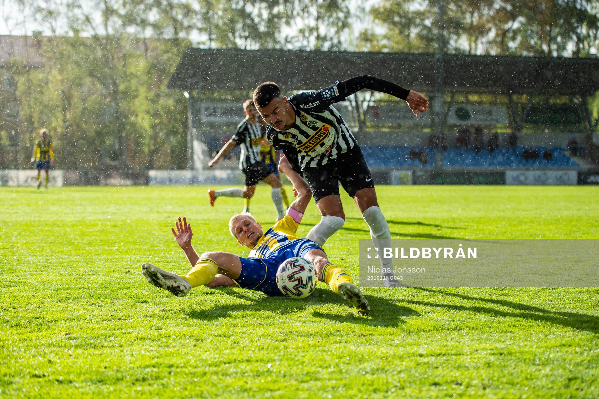 Eskilsminnes Carl Thulin och Landskronas Luka Petrovic under fotbollsmatchen i Division 1 södra mellan Eskilsminne och Landskrona den 11 oktober 2020 i Helsingborg.