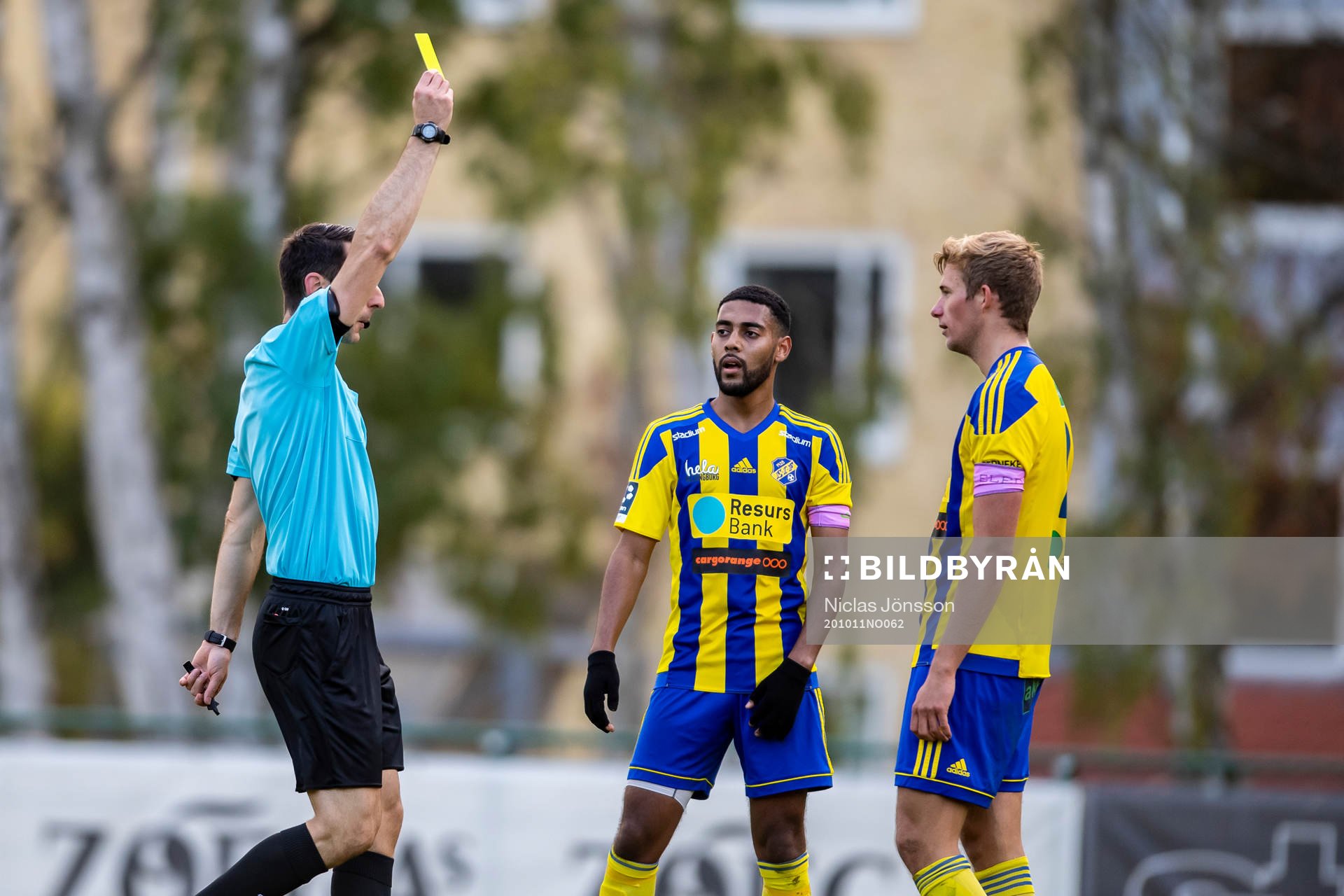 Huvuddomare Haris Memisevic ger Eskilsminnes Carl Thulin en