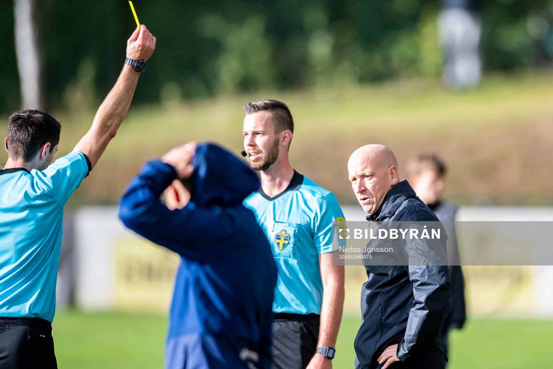 Huvuddomare Haris Memisevic ger Landskronas tränare Billy