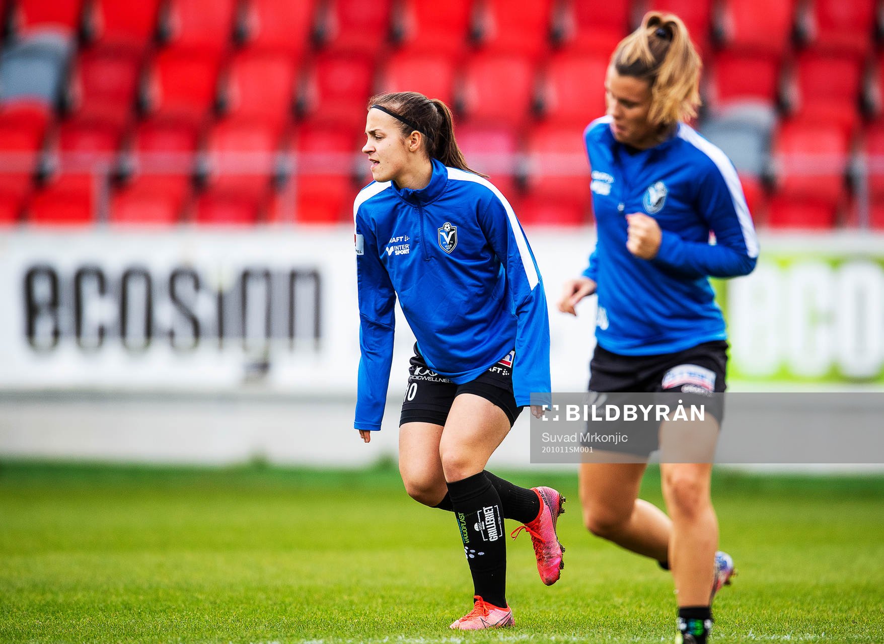 Växjös Elma Smajic under värmningen inför fotbollsmatchen i Damallsvenskan mellan Växjö och Piteå den 11 oktober 2020 i Växjö.