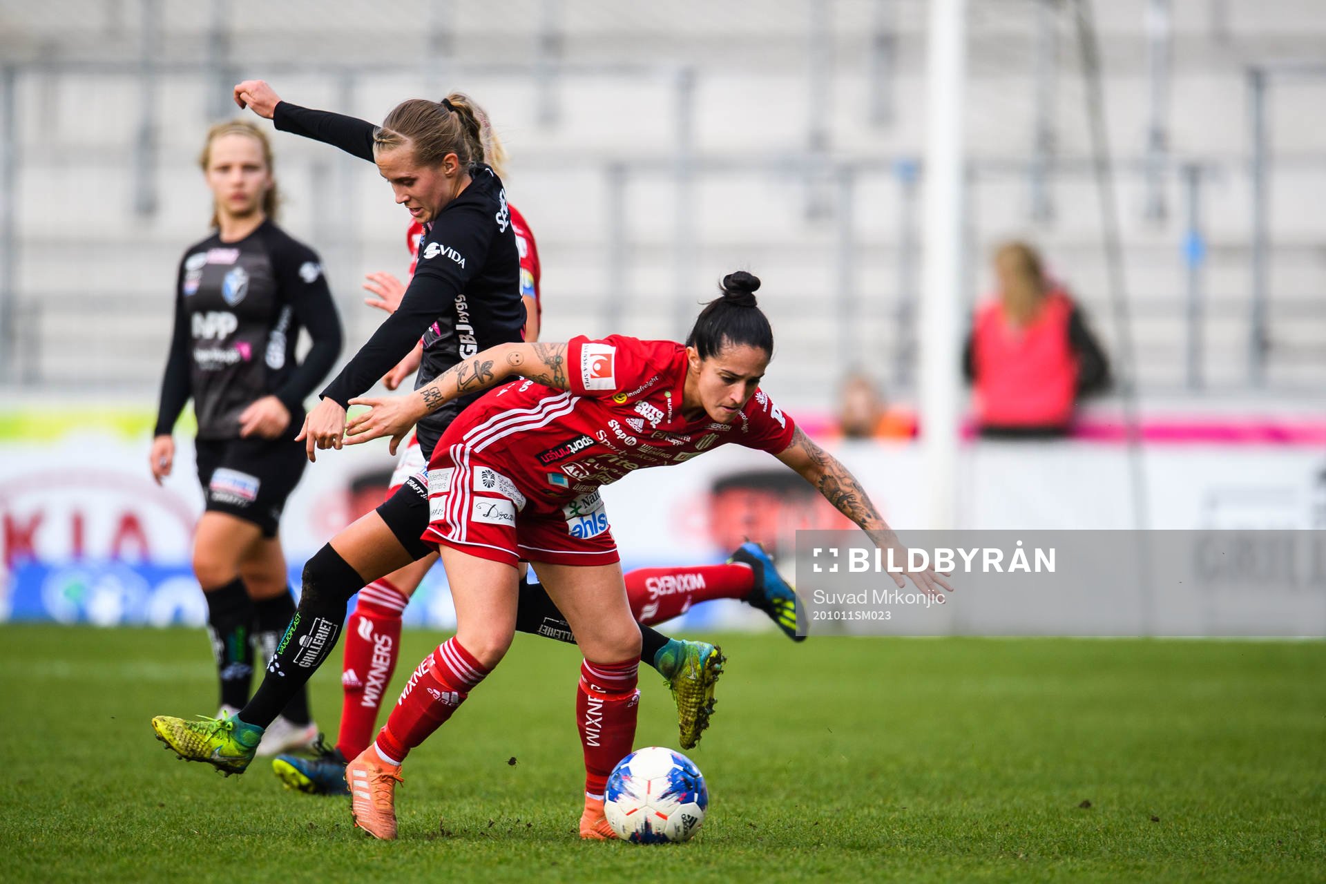 Piteå Fernanda Da Silva och Växjös Nellie Karlsson under fotbollsmatchen i Damallsvenskan mellan Växjö och Piteå den 11 oktober 2020 i Växjö.