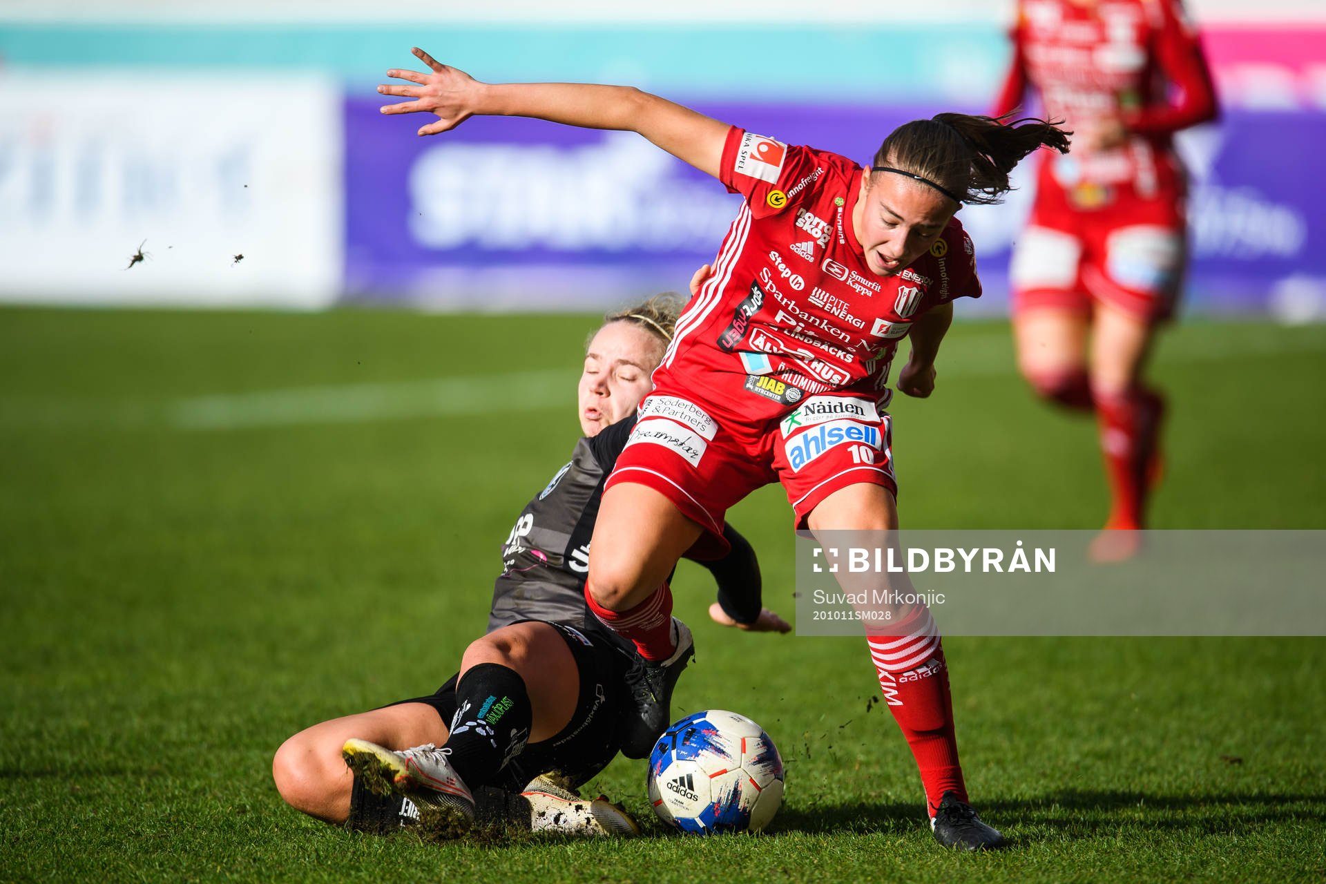 Växjös Signe Holt Andersen och Piteås Vilma Koivisto under fotbollsmatchen i Damallsvenskan mellan Växjö och Piteå den 11 oktober 2020 i Växjö.