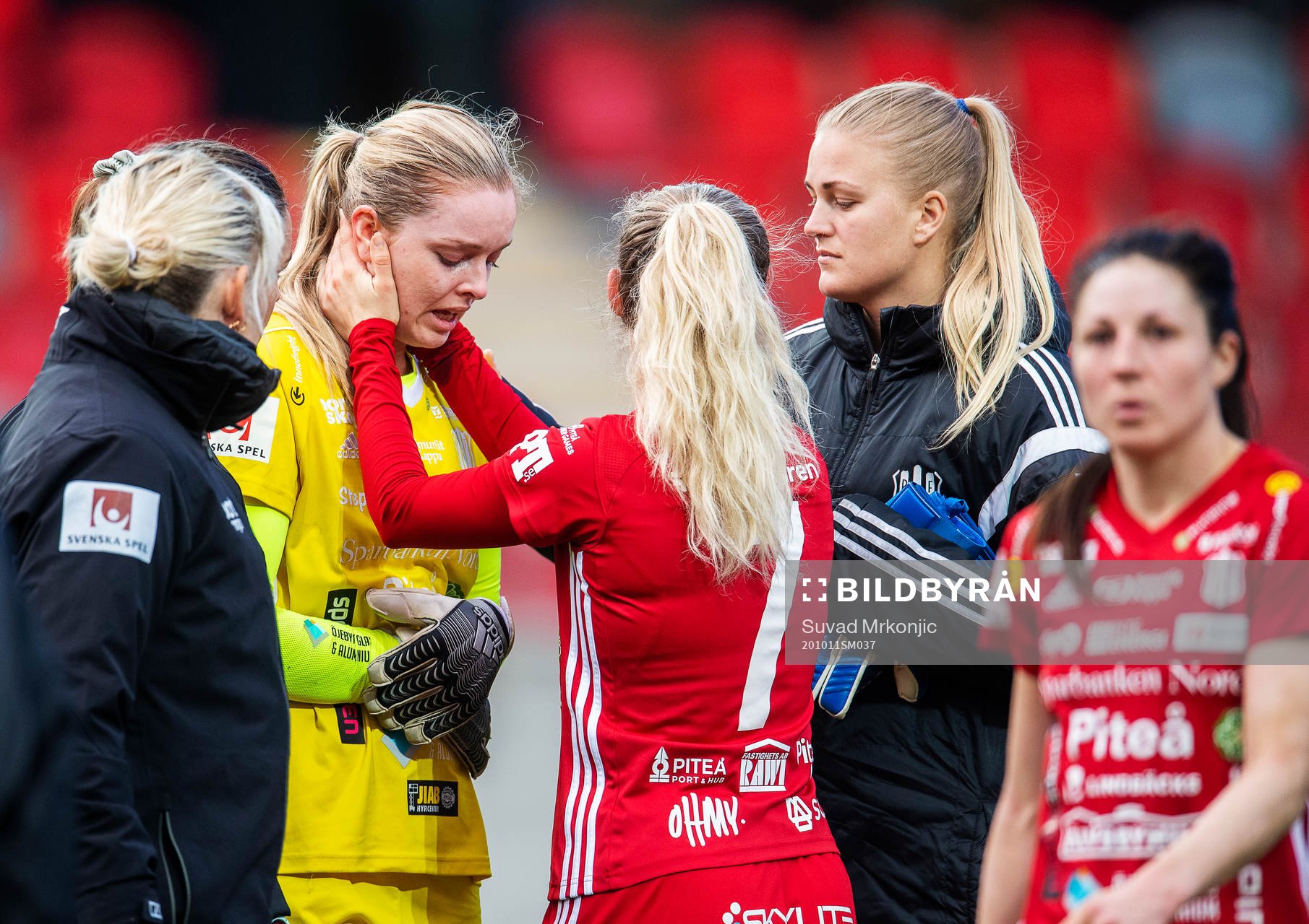 Piteås målvakt Guro Pettersen och Linn Vikström  deppar