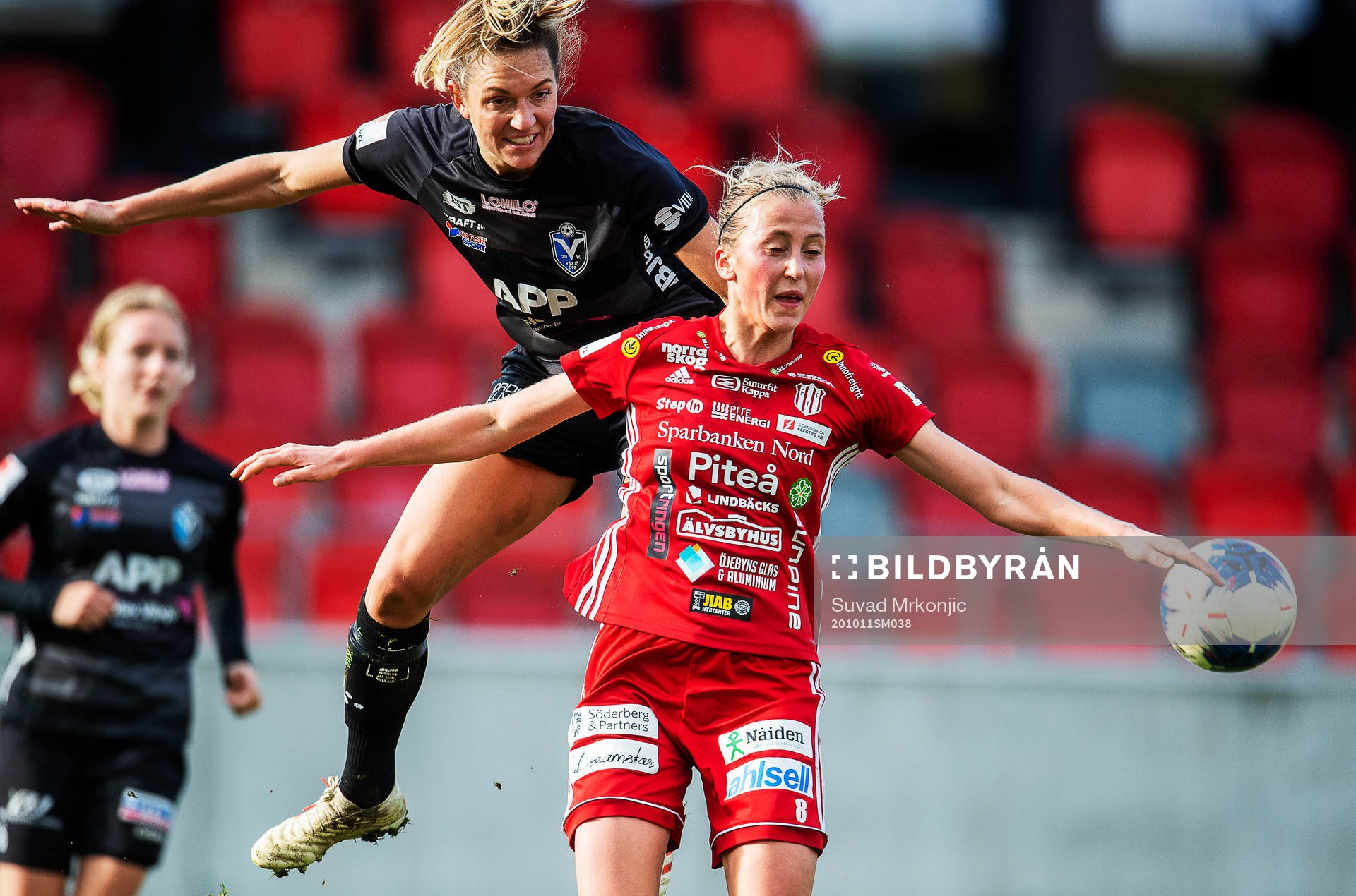 Piteås Julia Karlenäs och Växjös Jennie Nordin under fotbollsmatchen i Damallsvenskan mellan Växjö och Piteå den 11 oktober 2020 i Växjö.