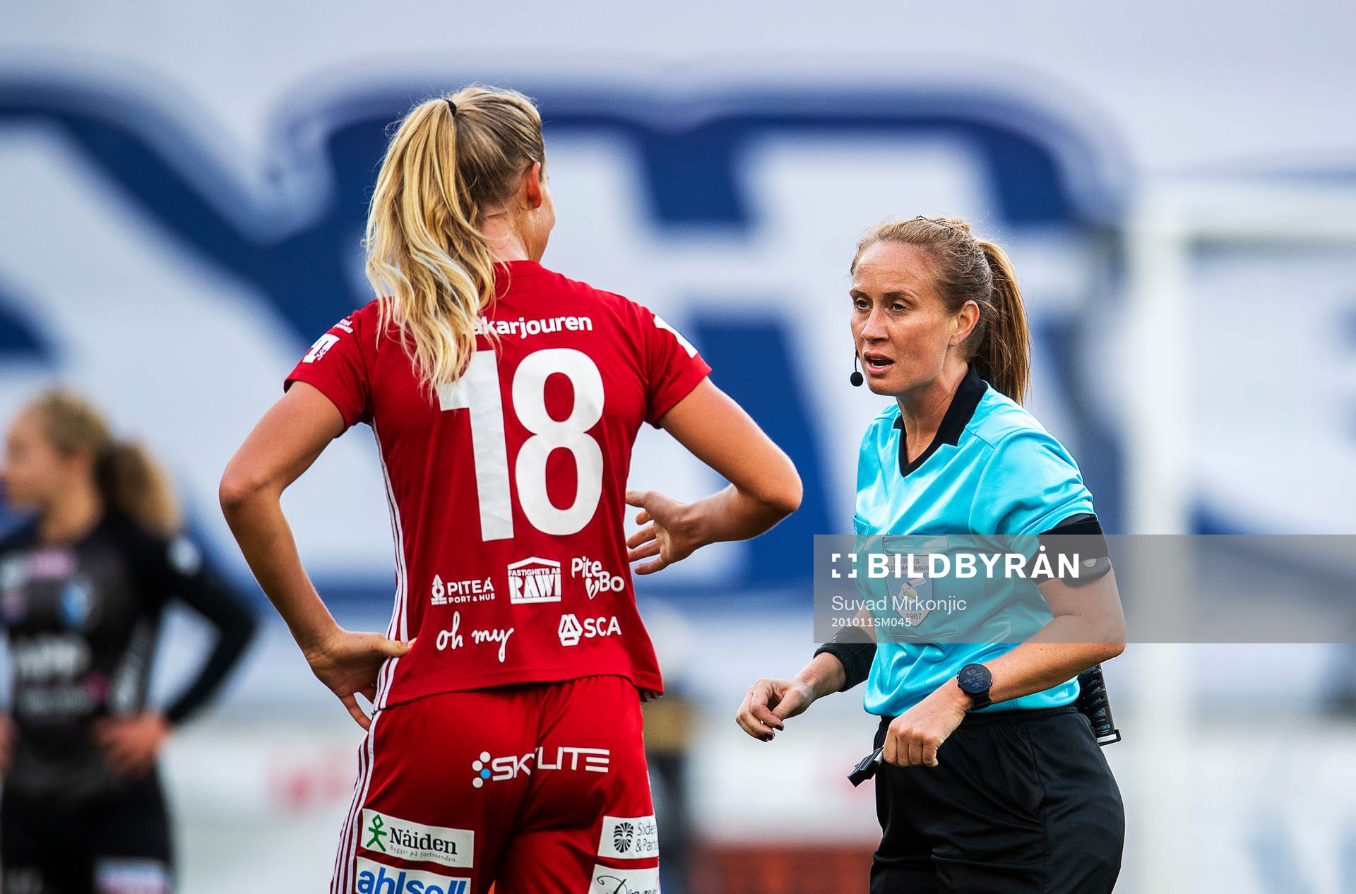 Domaren Sandra Almkvist samtalar med Piteås Nina Jakobsson