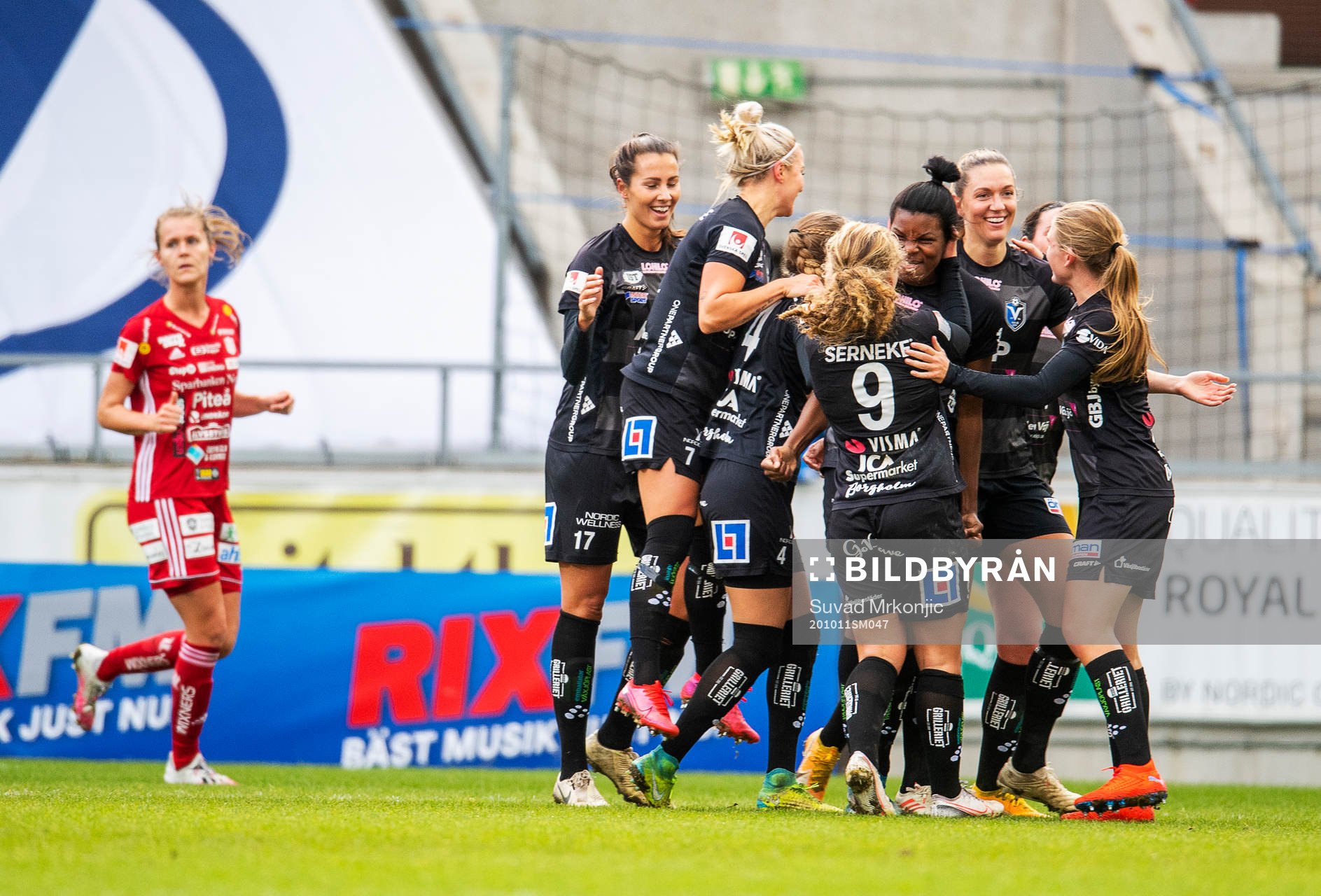 Växjös Ini-Abasi Umotongjublar med lagkamrater efter 1-0 under fotbollsmatchen i Damallsvenskan mellan Växjö och Piteå den 11 oktober 2020 i Växjö.