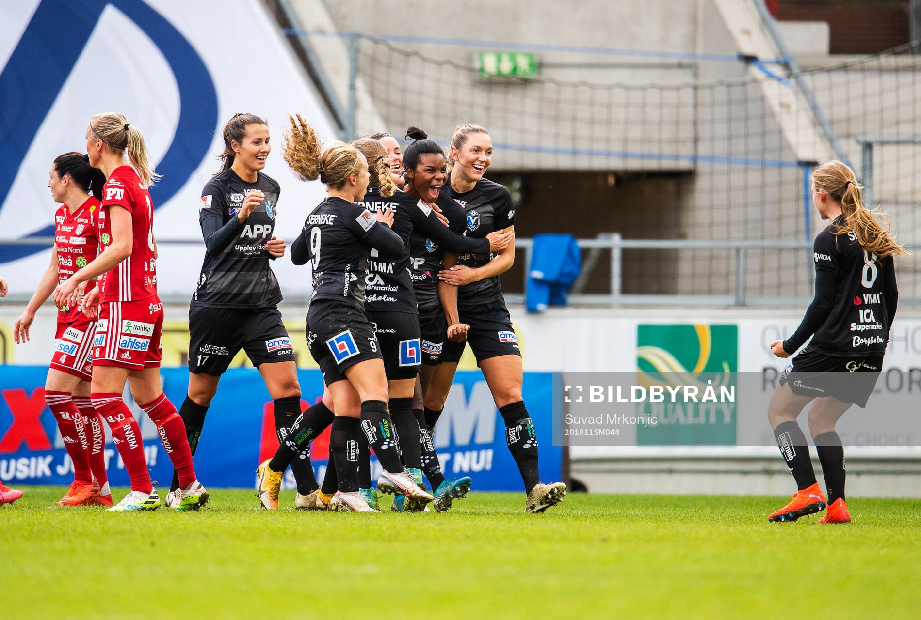 Växjös Ini-Abasi Umotong jublar med lagkamrater efter 1-0 under fotbollsmatchen i Damallsvenskan mellan Växjö och Piteå den 11 oktober 2020 i Växjö.