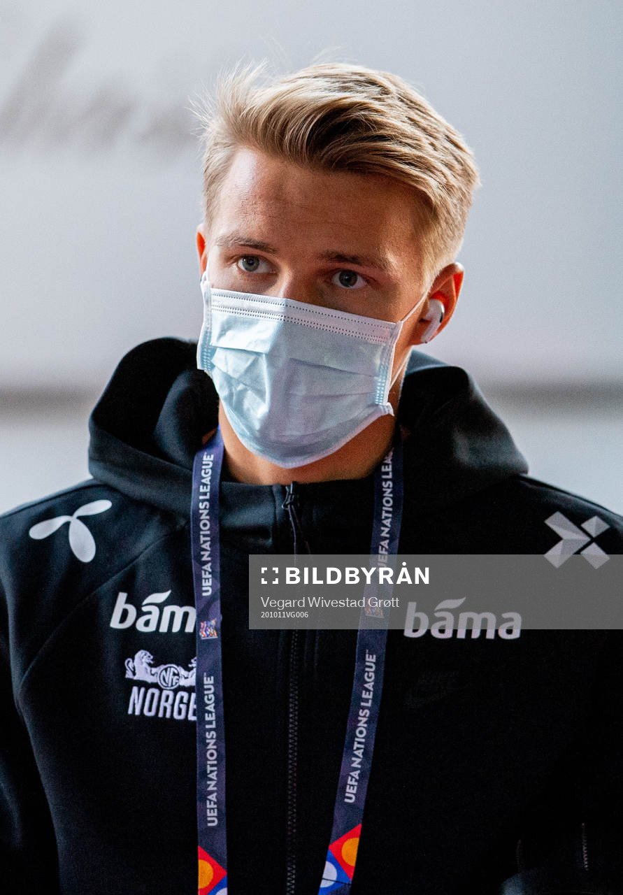 Martin Ødegaard of Norway arrives wearing a face mask