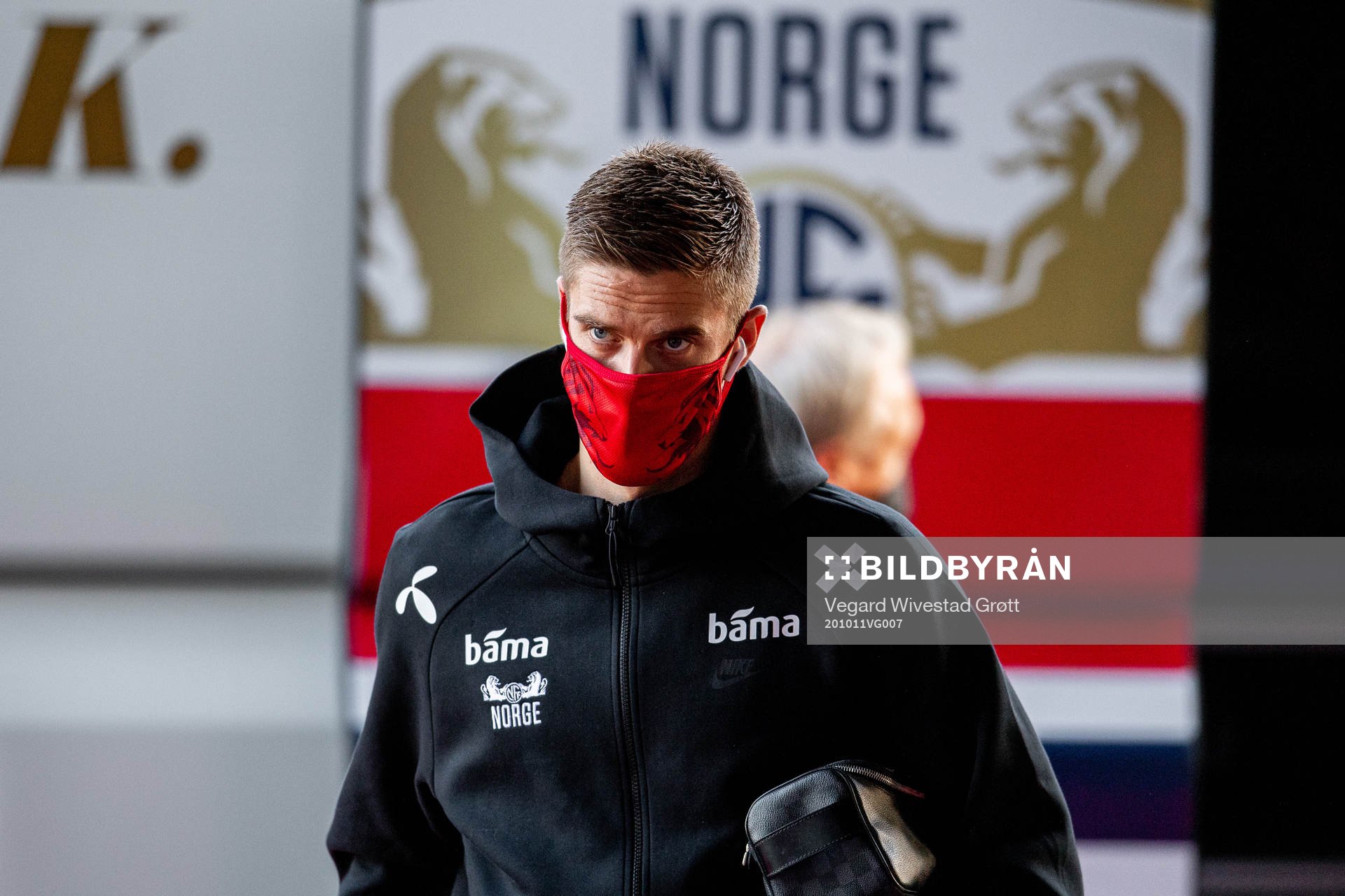 Markus Henriksen of Norway arrives wearing a face mask