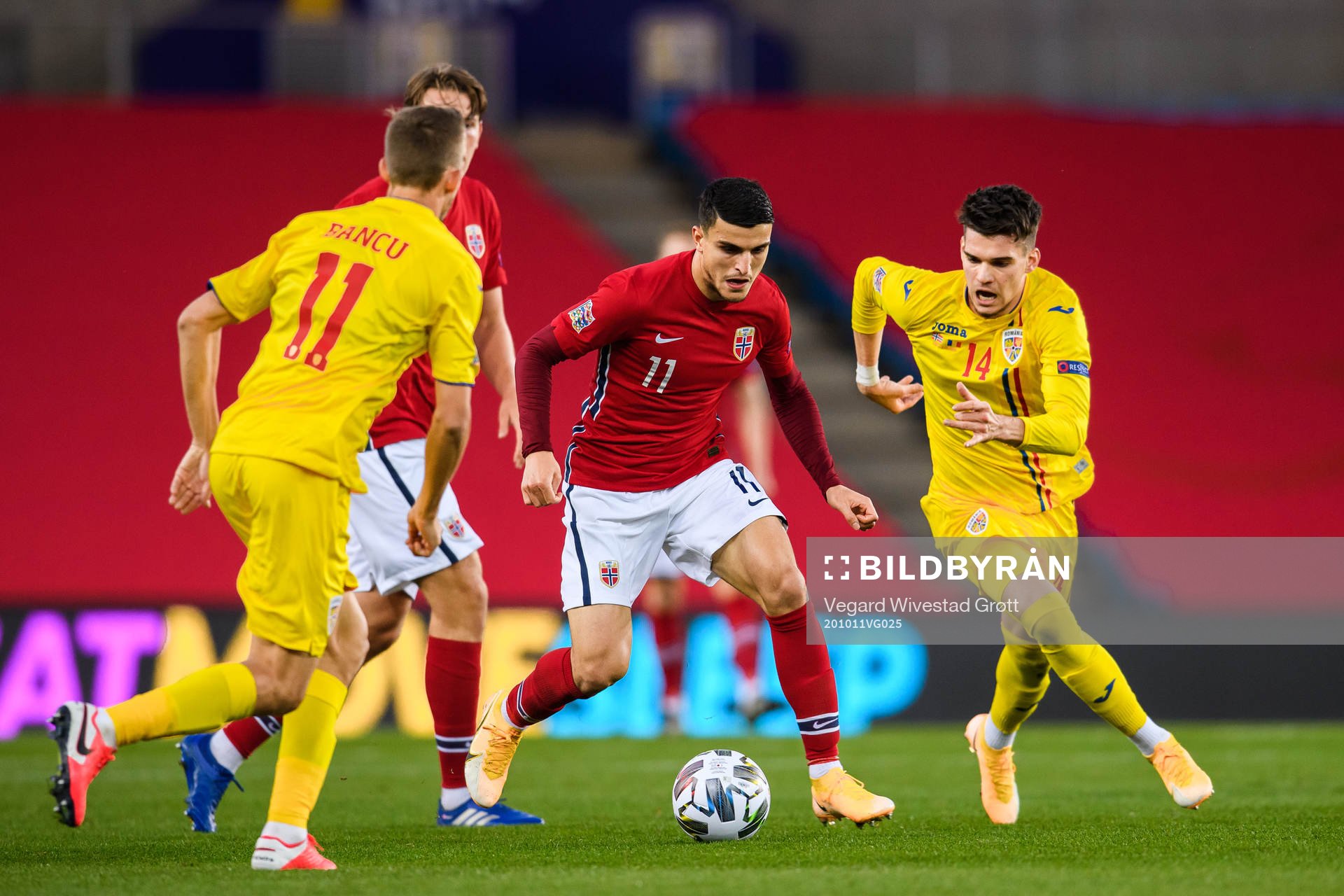 Mohamed «Moi» Elyounoussi of Norway and Ianis Hagi of