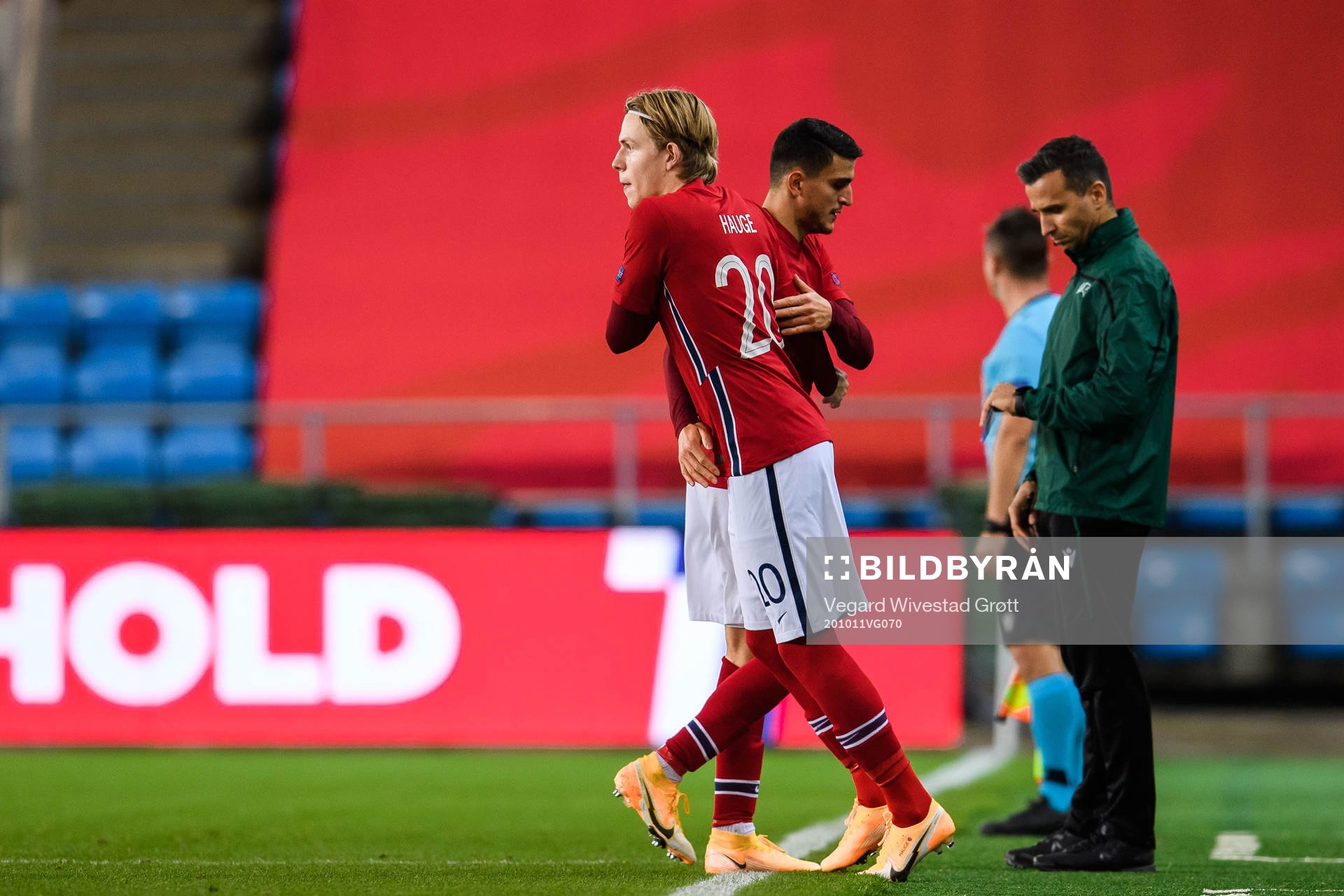 Jens Petter Hauge changes with Mohamed «Moi» Elyounoussi