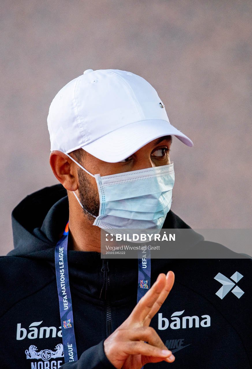 Joshua King of Norway arrives wearing a face mask