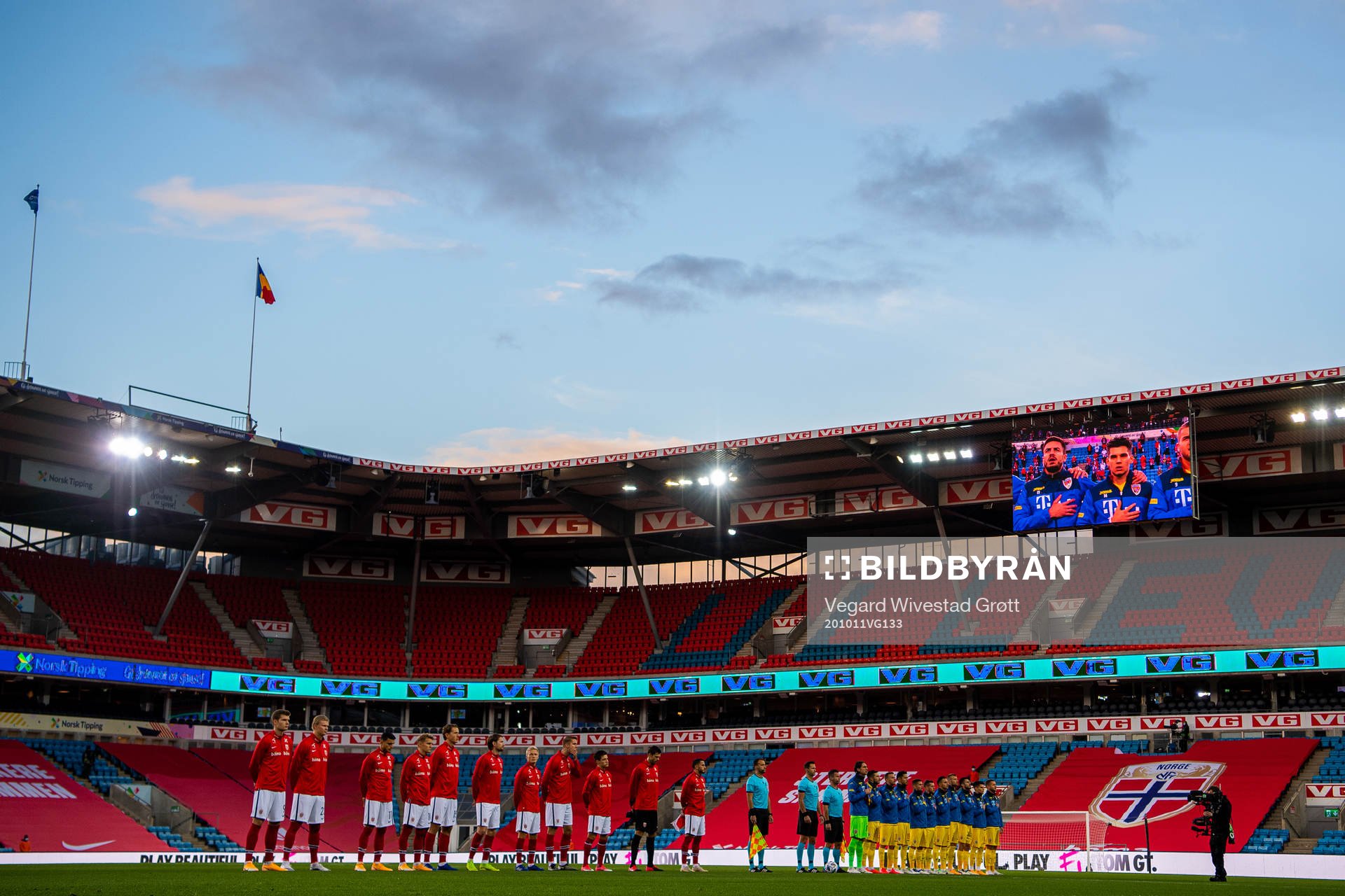 The players of Norway and Romania line up