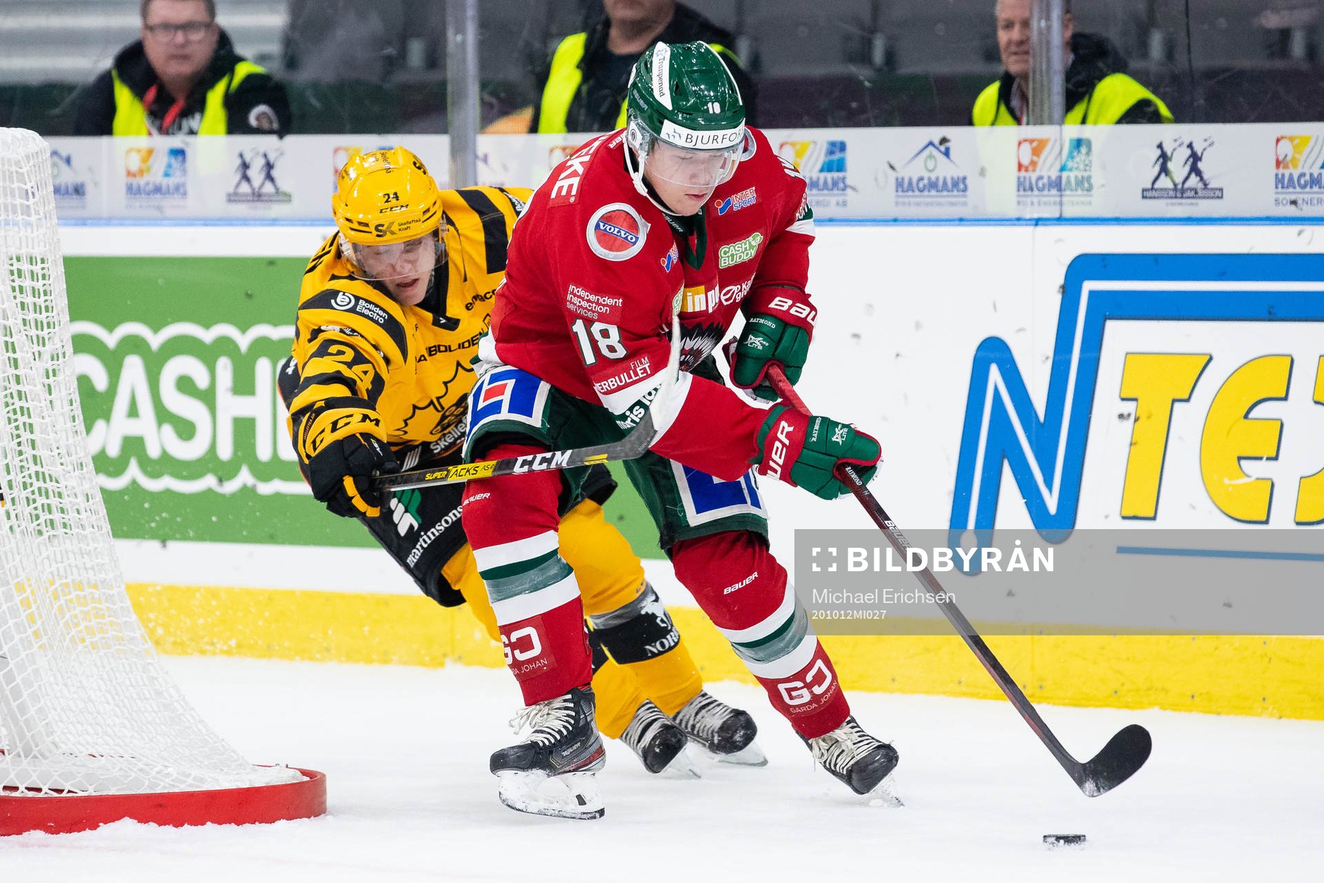 Frölundas Lucas Raymond före Skellefteås Andreas Wingerli